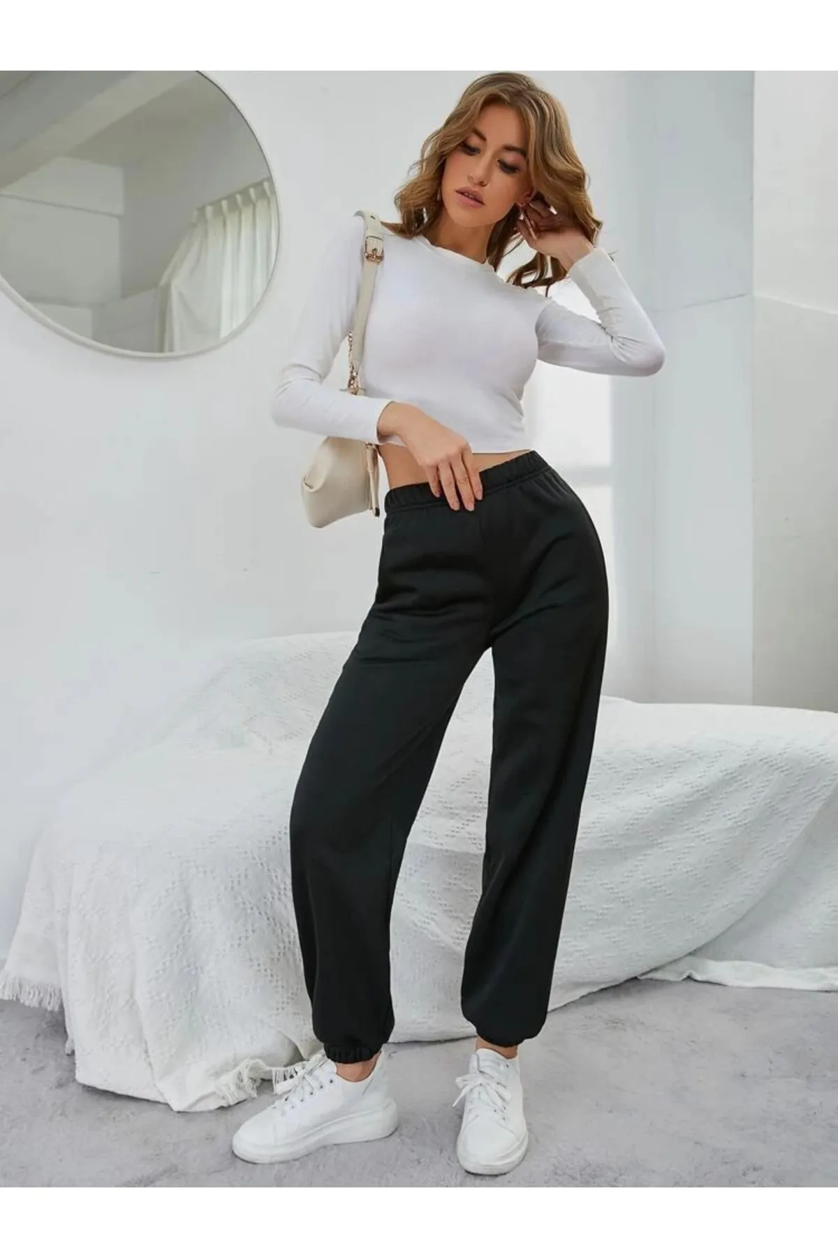 My Blog  Schwarze Damen-Jogginghose mit Taschen und elastischem Bund und Beinen