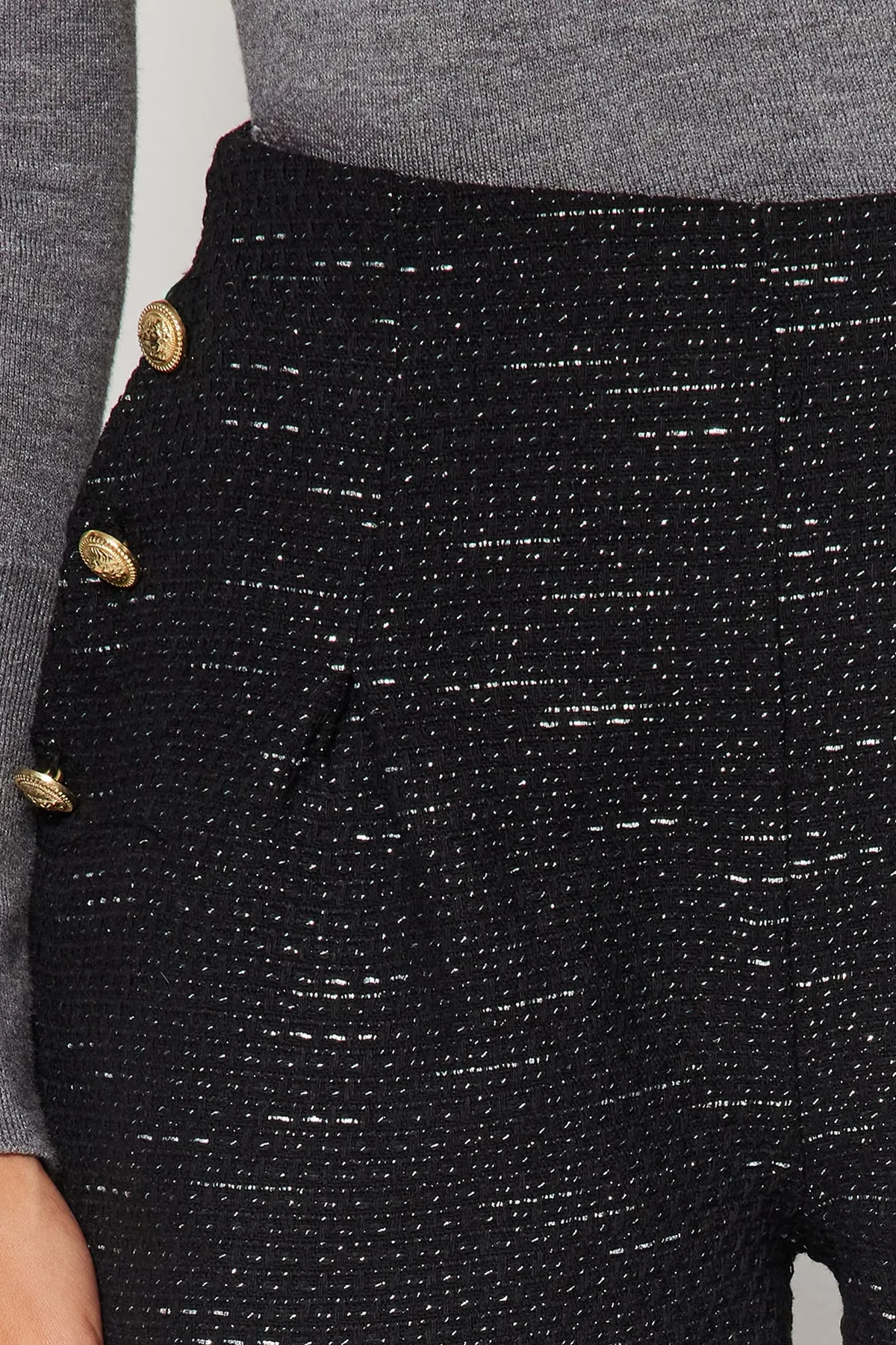 Trendyol Collection  Schwarze gewebte Shorts mit Taschen und Knopfdetail TWOAW24SR00035
