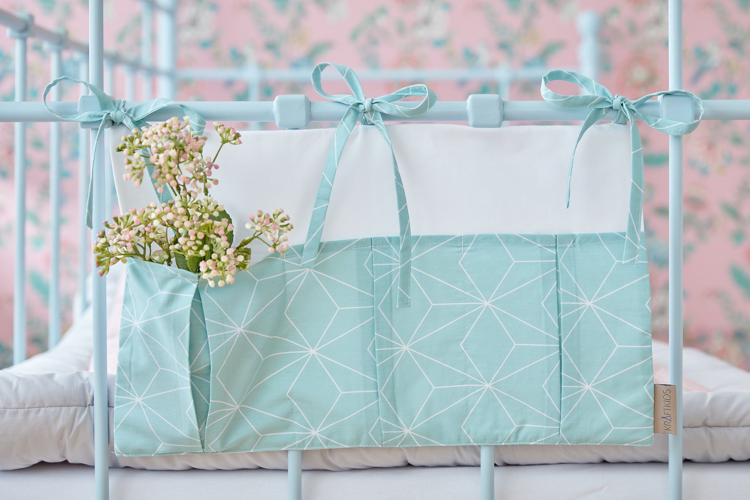 KraftKids Betttasche weiße dünne Diamante auf Mint, mit drei Fächern, innen mit Polyestervlies versteift