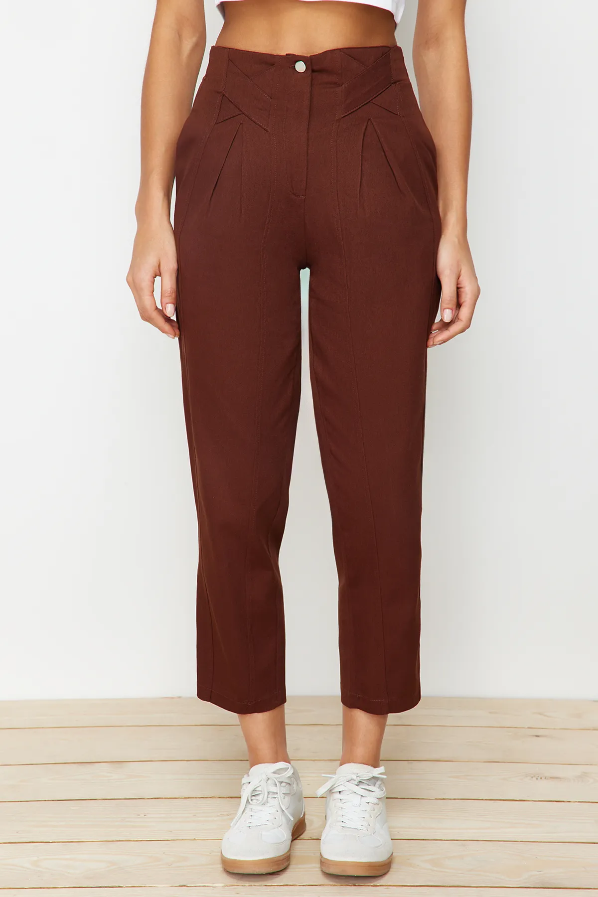Trendyol Collection  Braune, gewebte Hose mit Karottenmuster und detaillierten Streifen aus Baumwolle TWOAW22PL0342