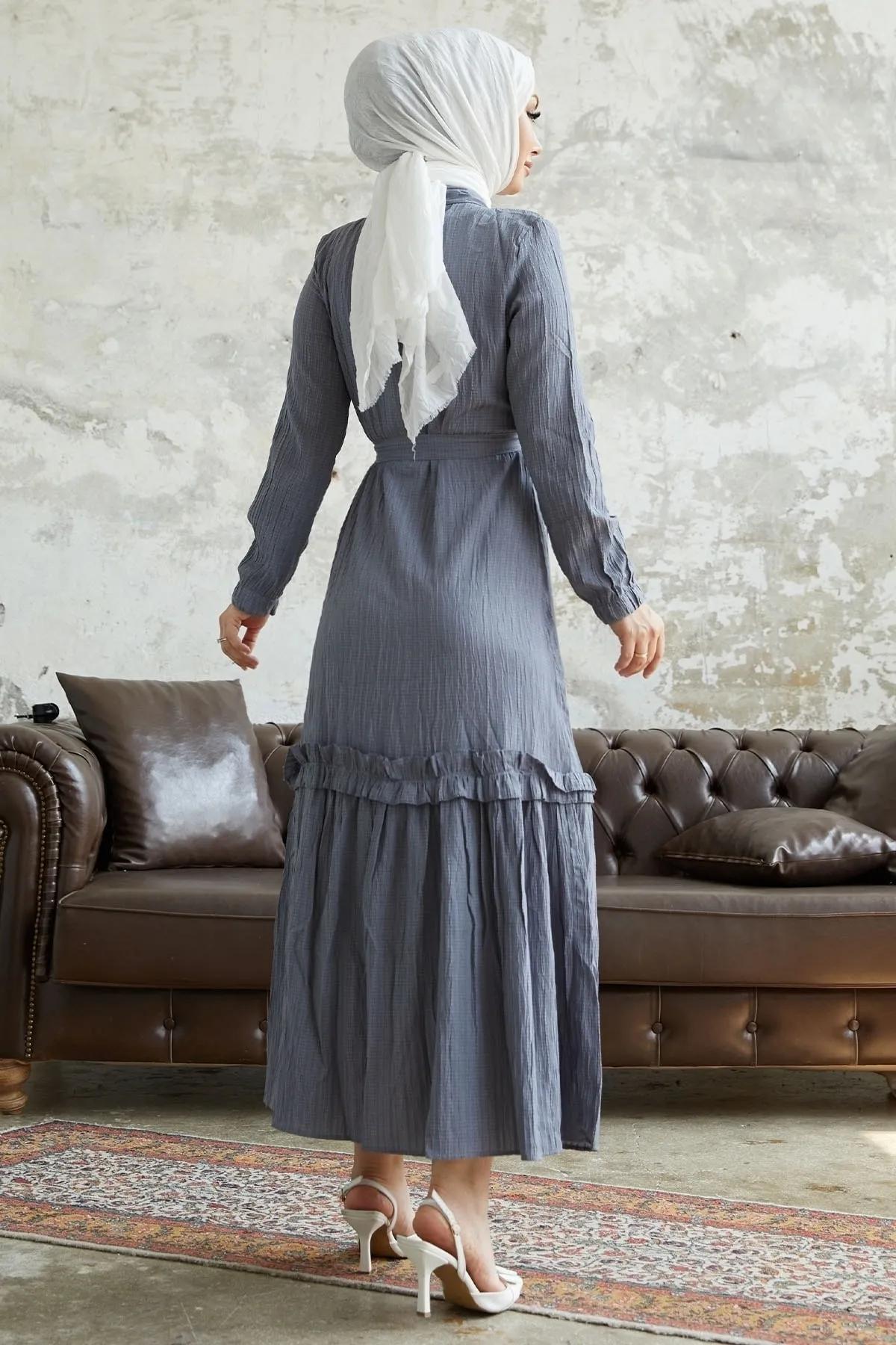 InStyle  Nesya Seersucker-Kleid mit Rüschensaum – Grau