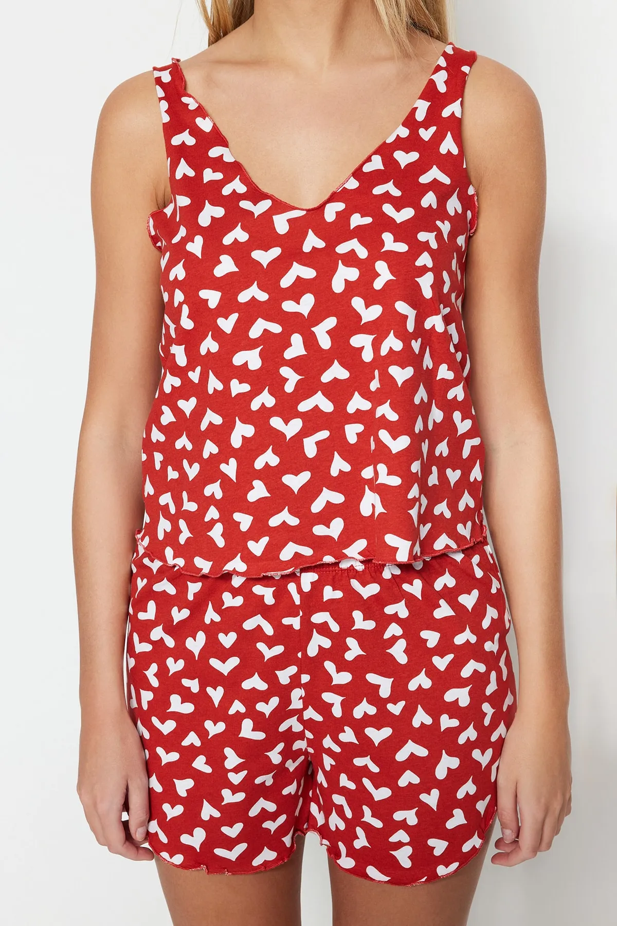 Trendyol Collection  Rotes Pyjama-Set aus 100 % Baumwolle mit Herzmuster und Sportler-Shorts THMSS23PT00199
