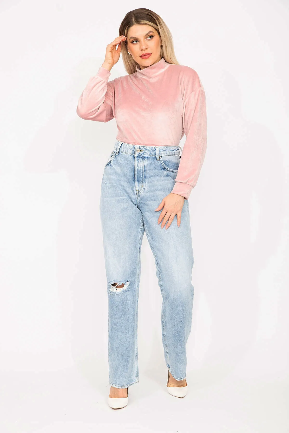 Şans  Große Damen-Jeans in blauer Waschung mit zerrissenen Details und hohem Bund 65n35284