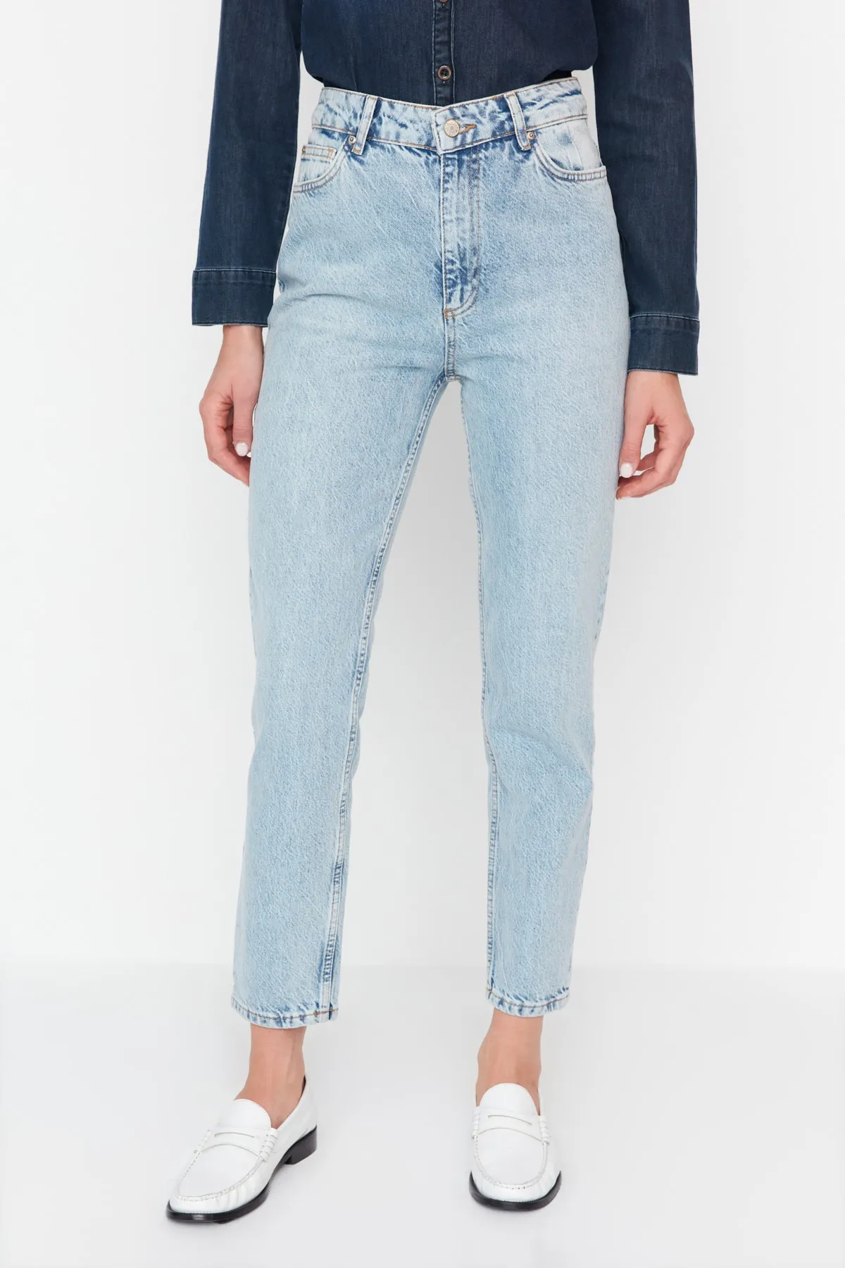 Trendyol Collection  Hellblaue, nachhaltigere Mom-Jeans mit hoher Taille TWOAW23JE00390