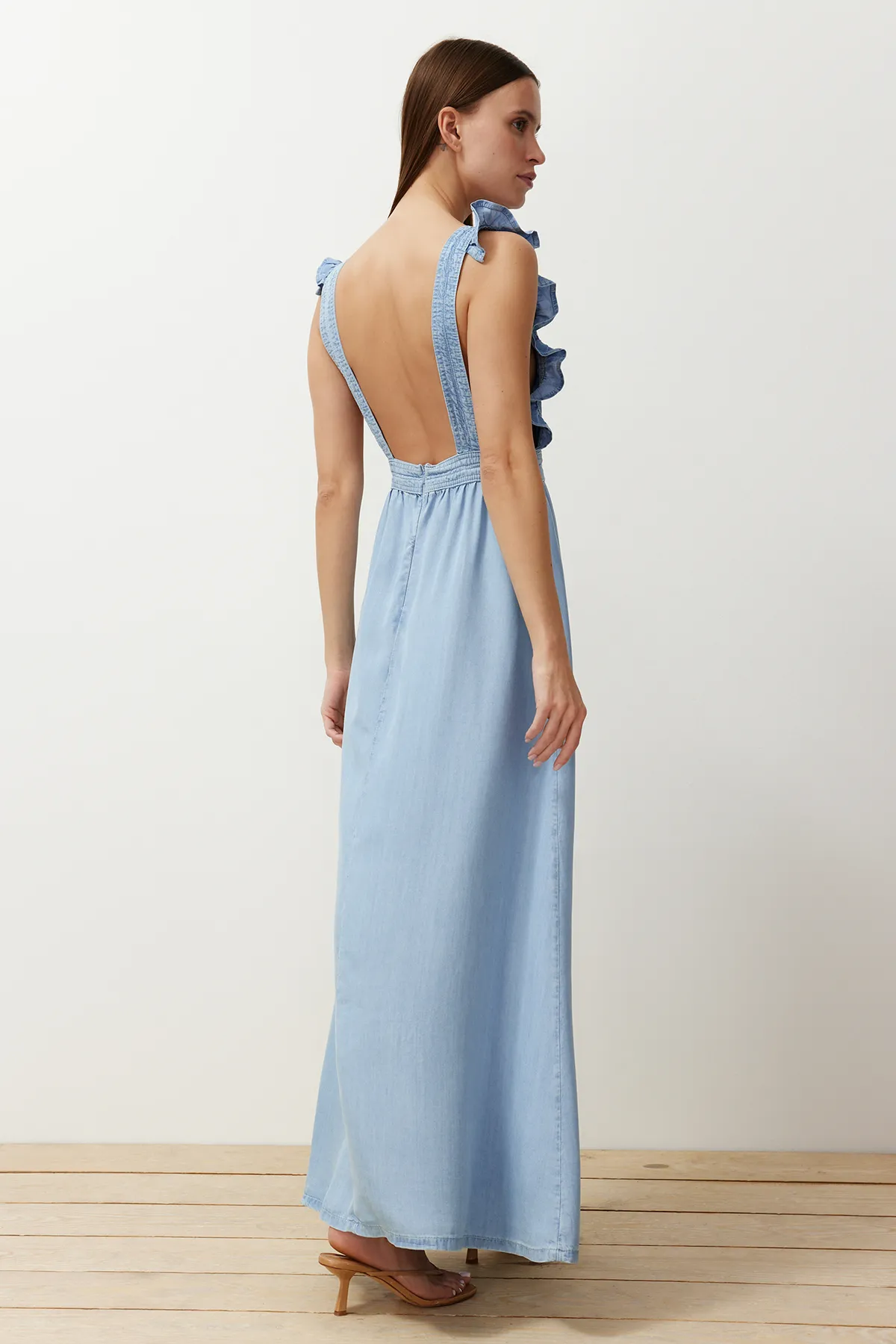 Trendyol Collection  Hellblaues Maxi-Jeanskleid mit Trägern und Rüschendetail TWOSS24EL00833