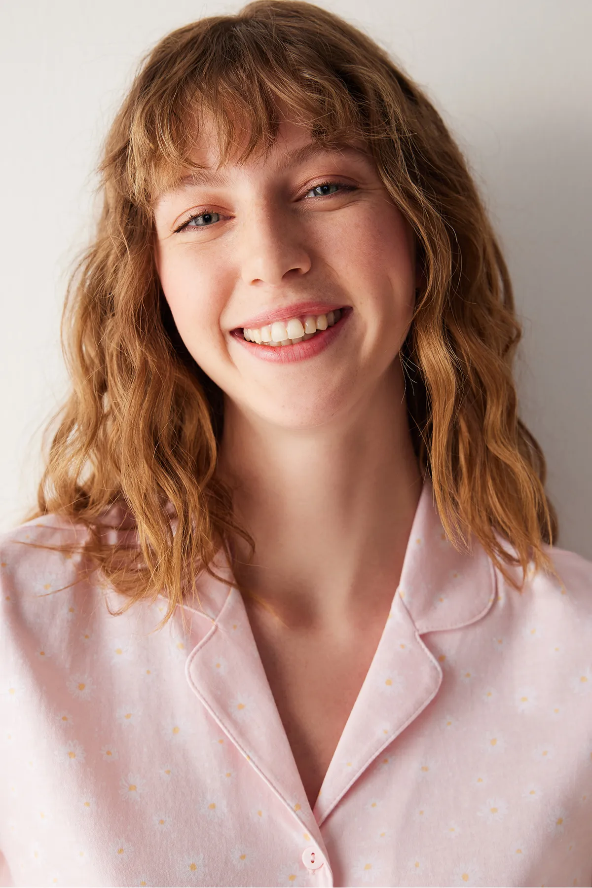 Penti  Base Niedliches Pyjama-Set mit rosa Hemd und Hose mit Blumenmuster