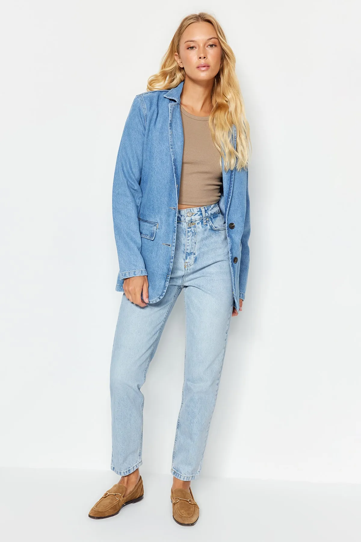 Trendyol Collection  Blaue Mom-Jeans mit zwei Knöpfen und hoher Taille TWOSS21JE0153