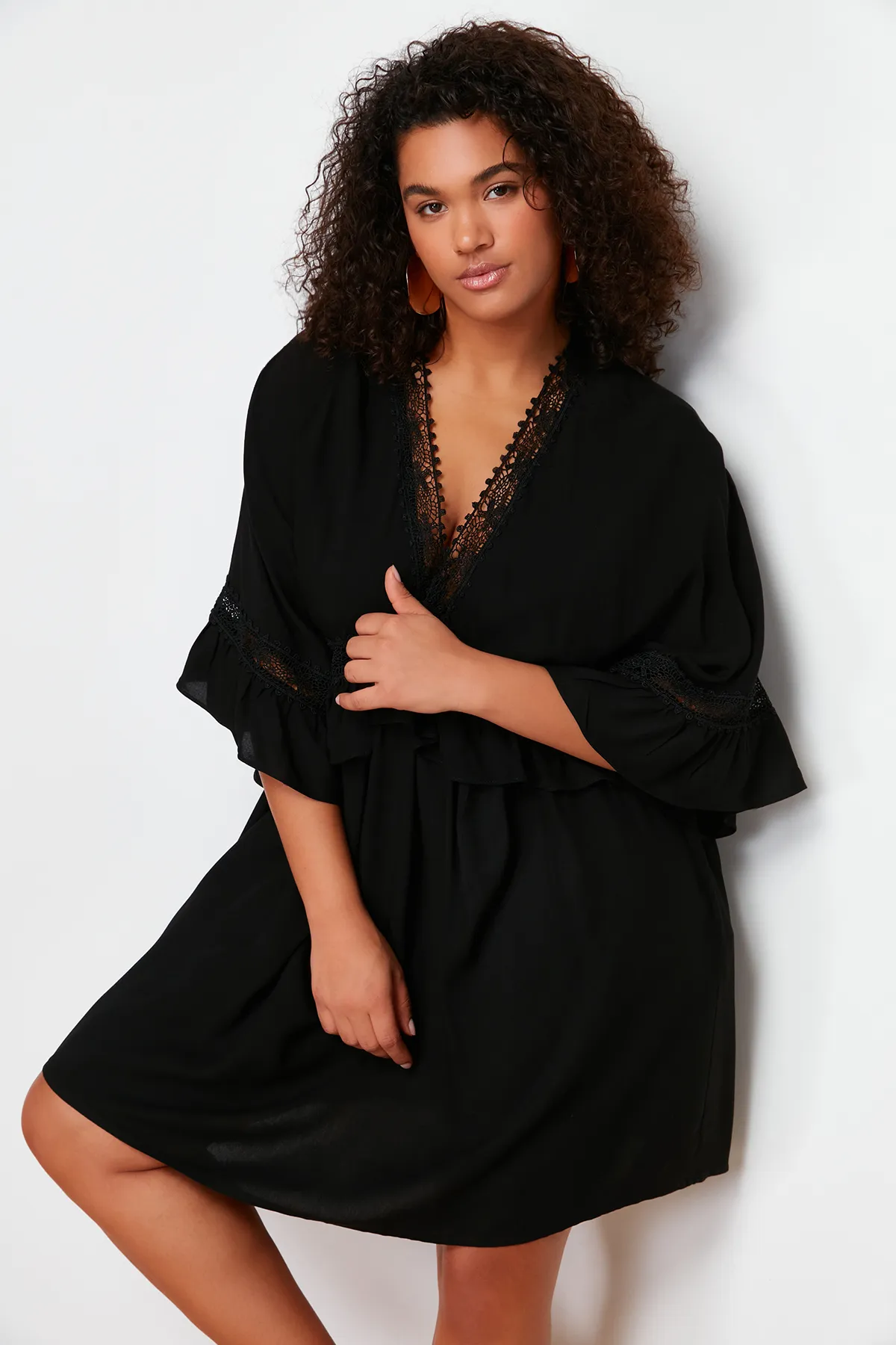 Trendyol Curve  Schwarzes Mini-Strandkleid mit gewebten Streifen TBBSS24AH00134