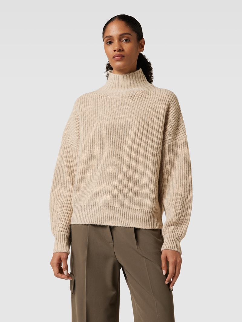 Strickpullover mit Stehkragen und überschnittenen Schultern in sand meliert