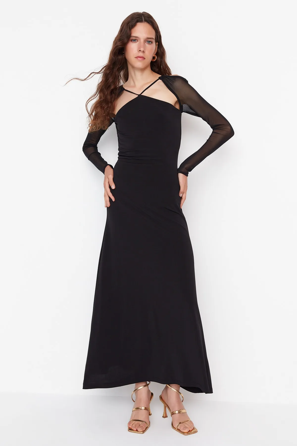 Trendyol Collection  Black Edition – Elegantes Abendkleid mit schwarzem Kragen und Details TPRAW23EL00315