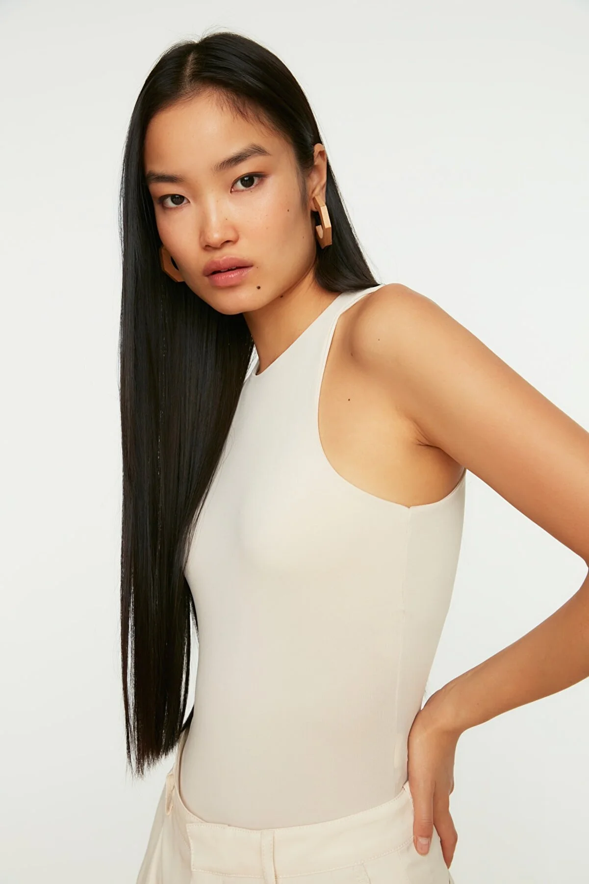 Trendyol Collection  Neckholder-Body mit flexiblem Druckknopf-Strick-Body in Stein TWOSS20BD0044