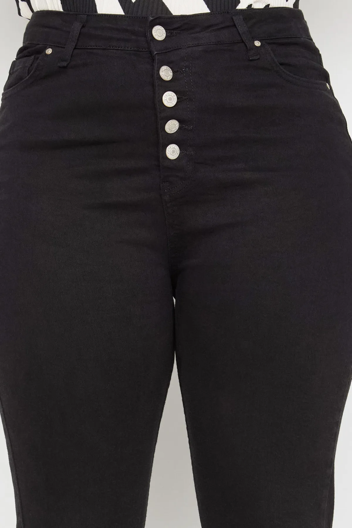 Trendyol Curve  Schwarze Skinny-Jeans mit hoher Taille und Knopfleiste vorne TBSSS22JE0373