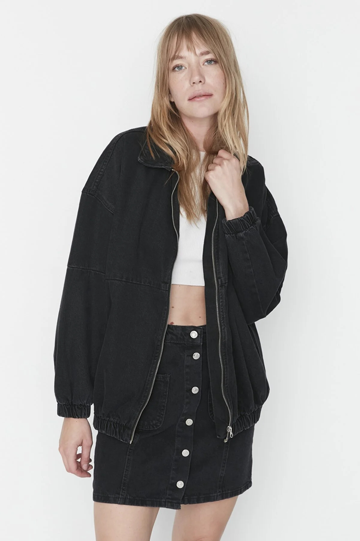 Trendyol Collection  Schwarze Oversize-Bomber-Jeansjacke mit Reißverschluss TWOAW23CE00213