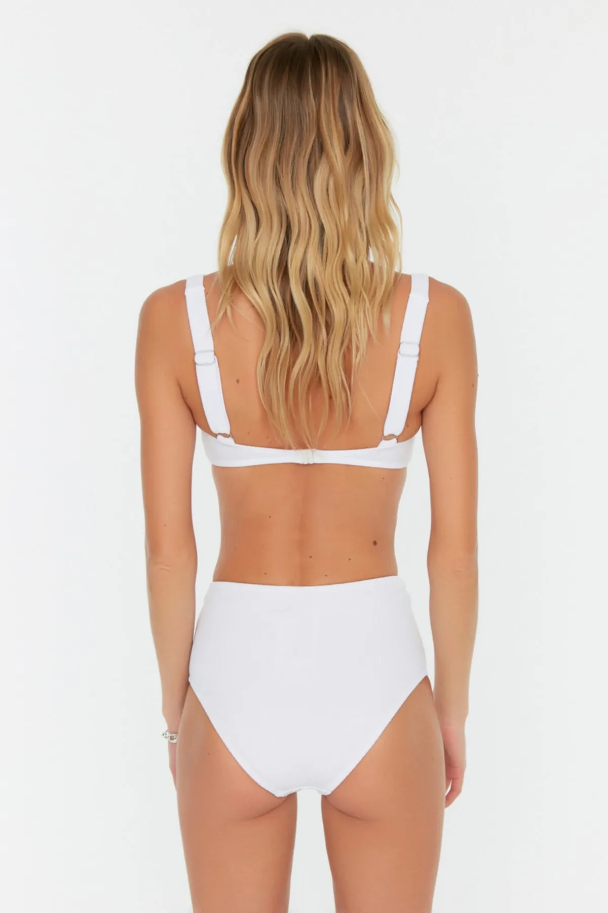 Trendyol Collection  Weiße strukturierte V-Schnitt-Bikinihose mit hoher Taille und normalem Beinverlauf TBESS22BA0122