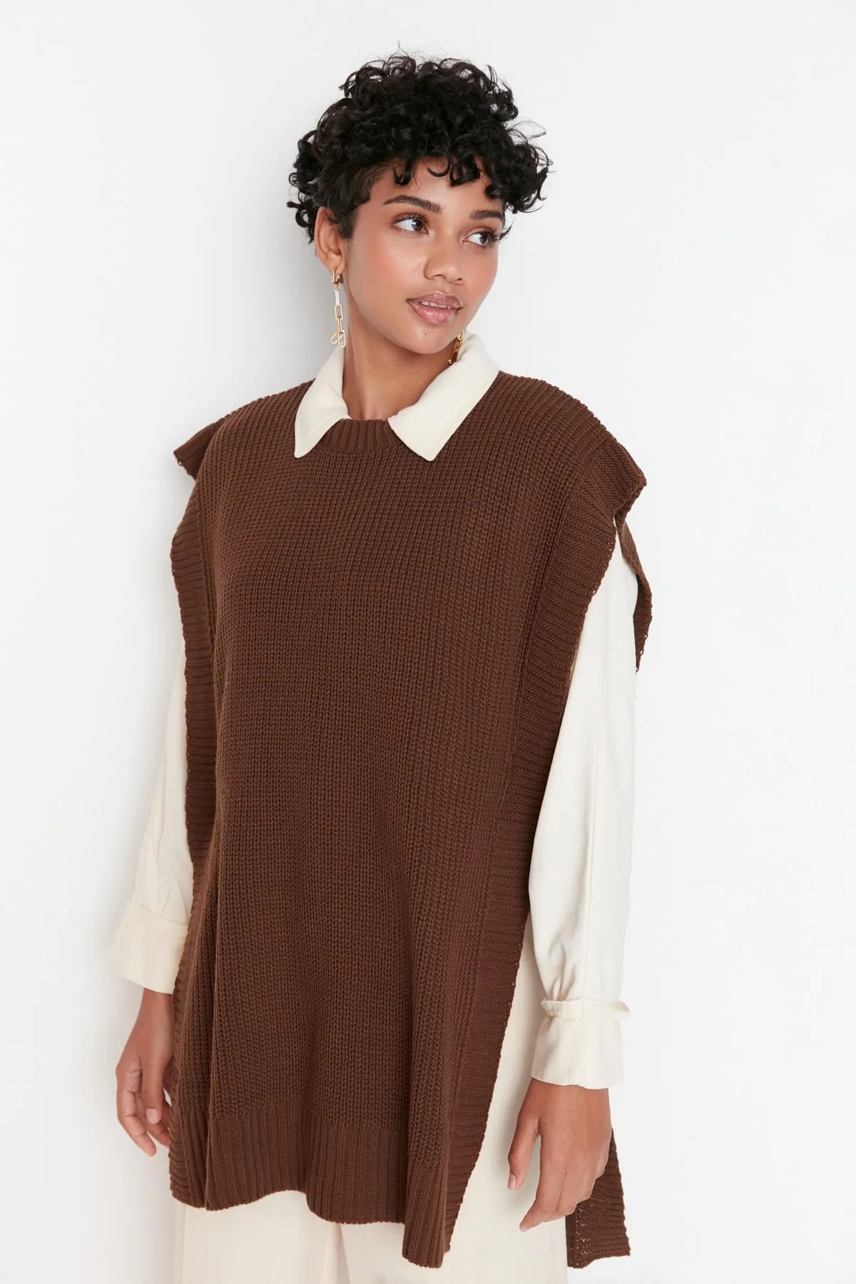 Trendyol Modest  Brauner Strickpullover mit seitlichem Schlitz und detailliertem Ausschnitt TCTAW23SV00010