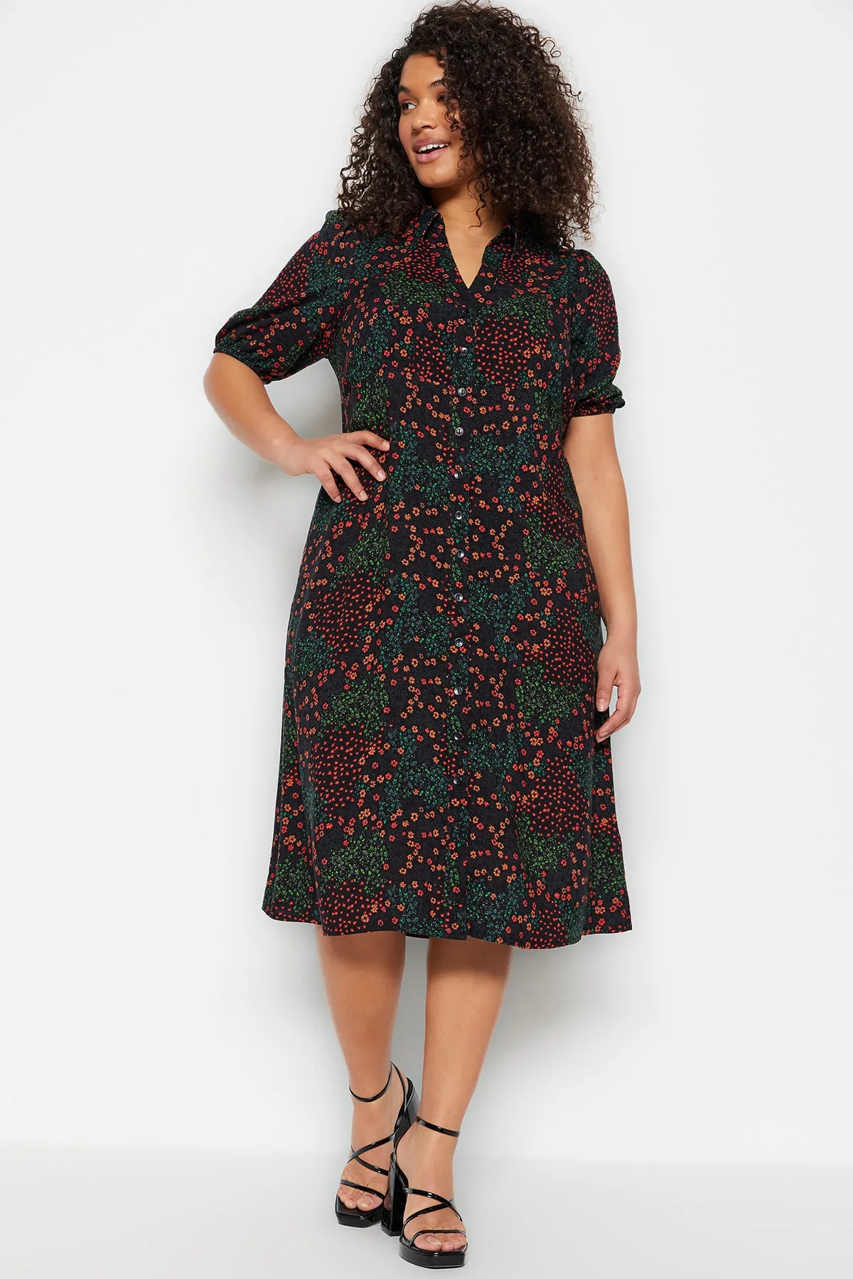 Trendyol Curve  Schwarzes, gewebtes Hemdblusenkleid mit Blumenmuster TBBSS23AH00039
