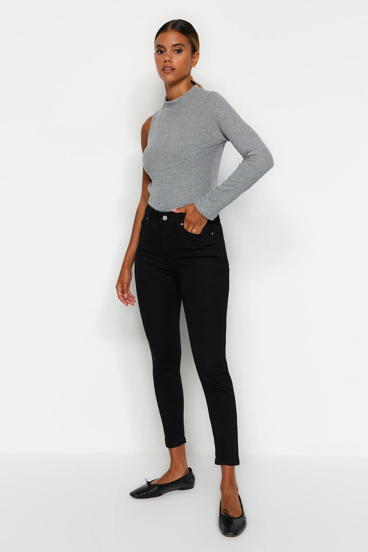 Trendyol Collection  Lichtechte schwarze Skinny-Jeans mit hoher Taille TWOSS19LR0279