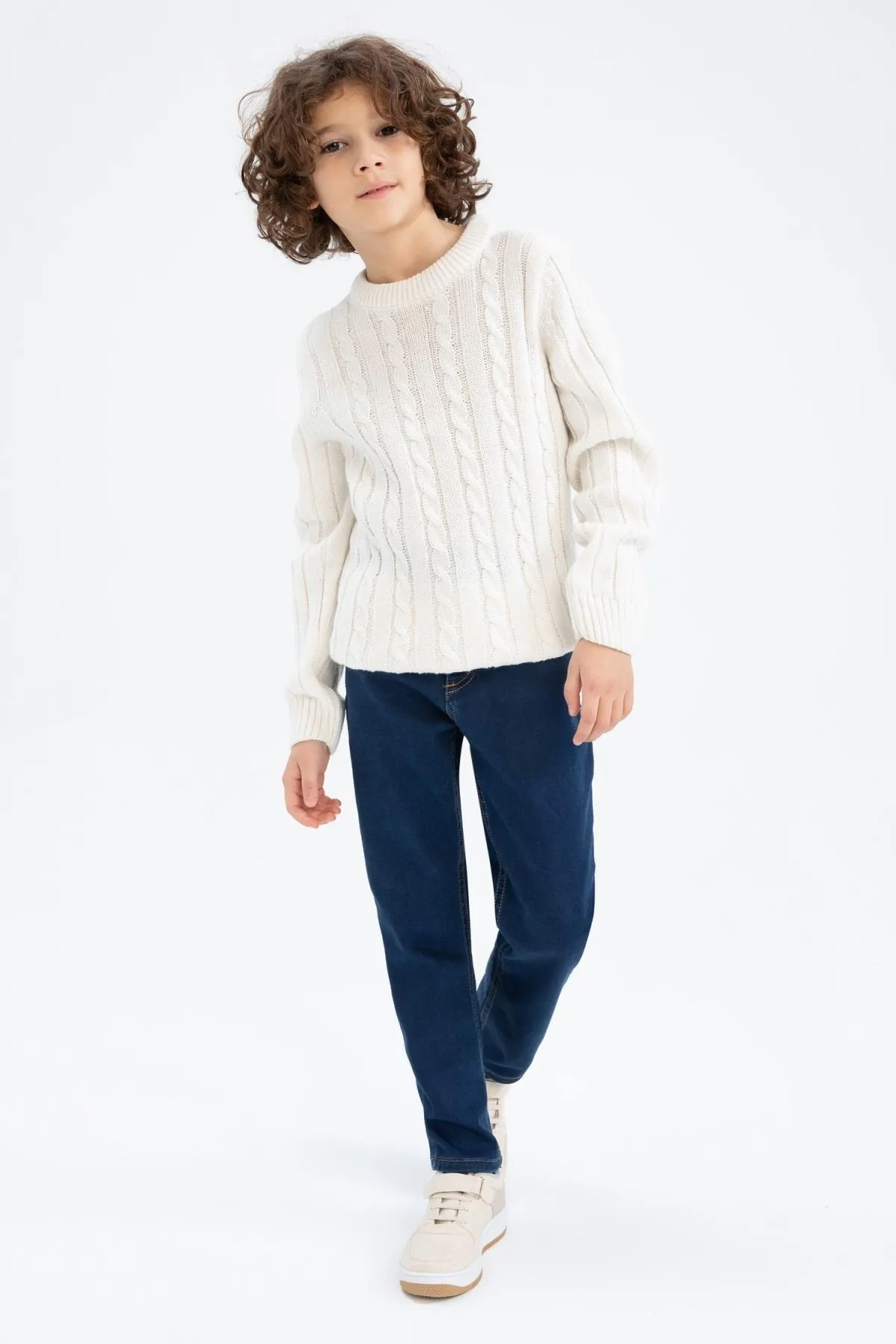 DeFacto  Strickpullover für Jungen mit normaler Passform und Rundhalsausschnitt