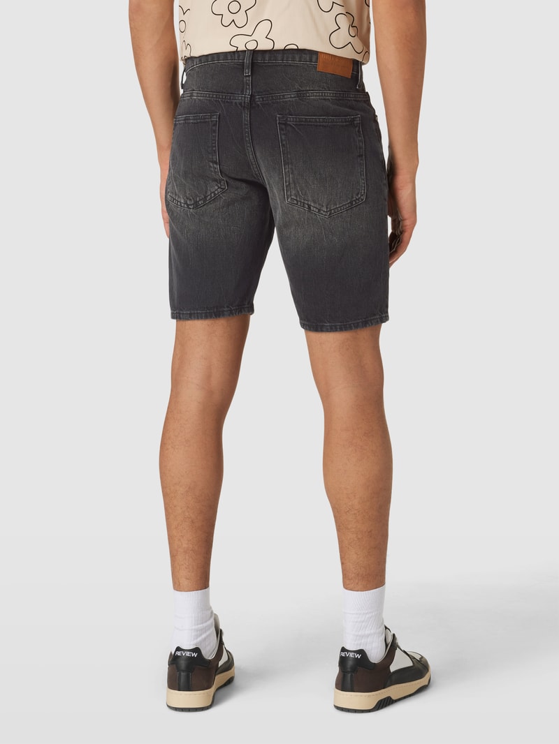 Jeansshorts mit Label-Patch Modell 'EDGE' in schwarz
