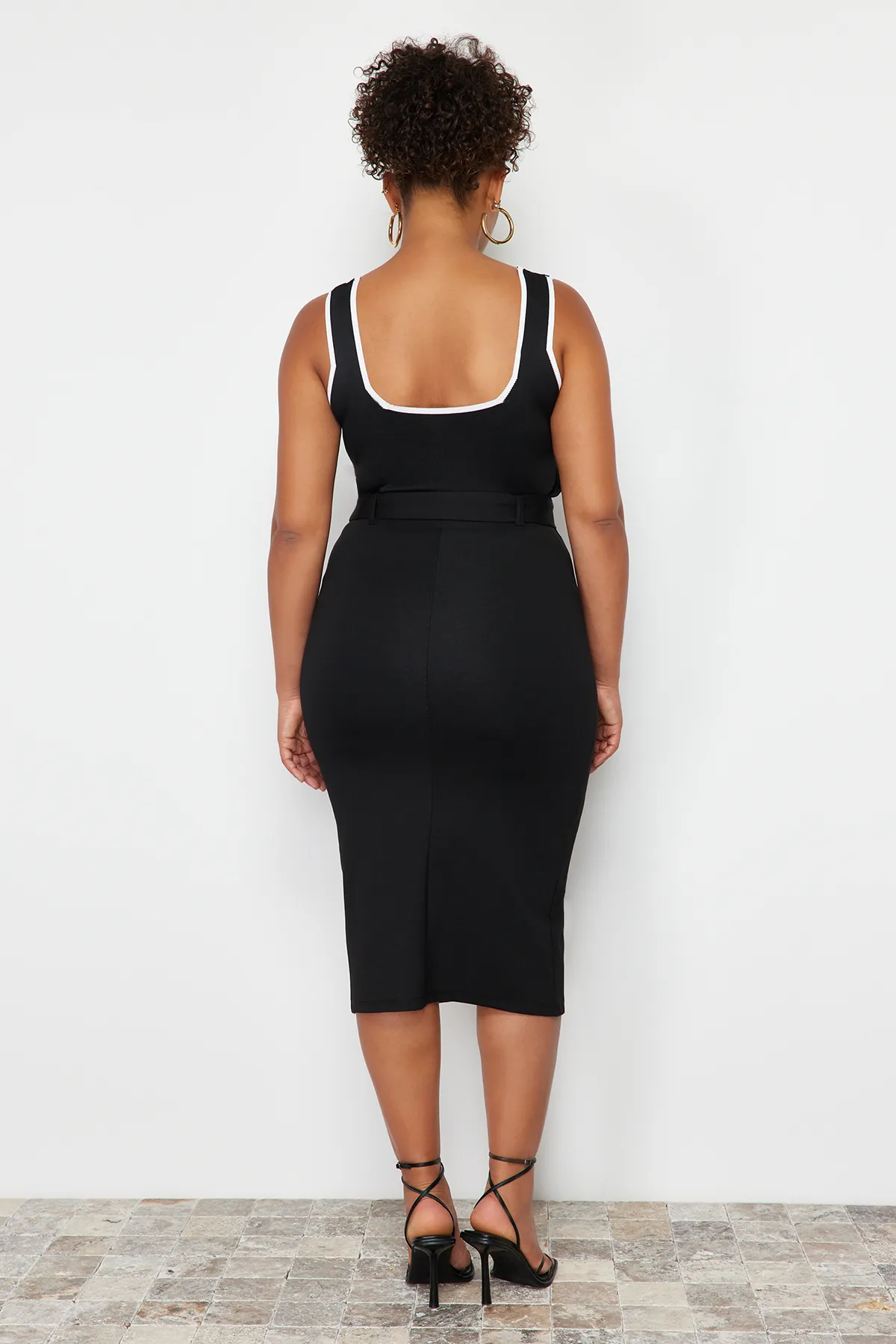 Trendyol Curve  Schwarzer Midi-Strickrock mit Schlitz und detailliertem Gürtel TBBSS24AZ00021