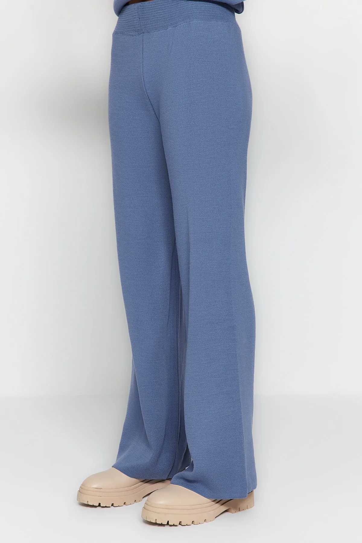 Trendyol Modest  Indigoblaues Strickoberteil-Set mit Schlitz und weitem Bein TCTAW24US00028