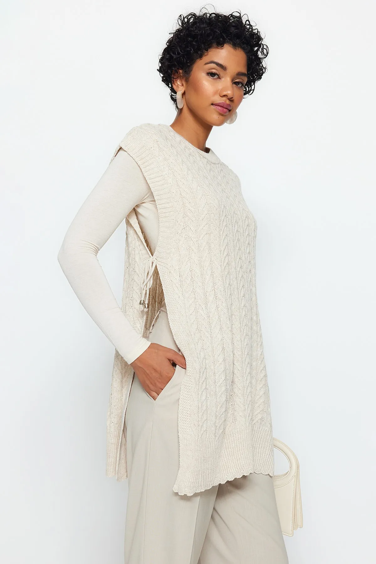 Trendyol Modest  Beigefarbener Strickpullover mit Krawatte und V-Ausschnitt TCTAW24UV00014
