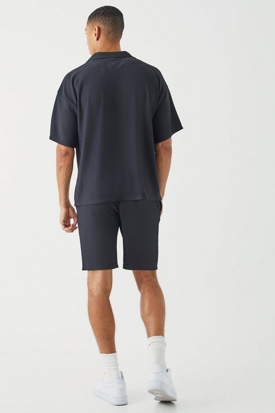 Kastiges geripptes Hemd und Shorts mit kurzen Ärmeln