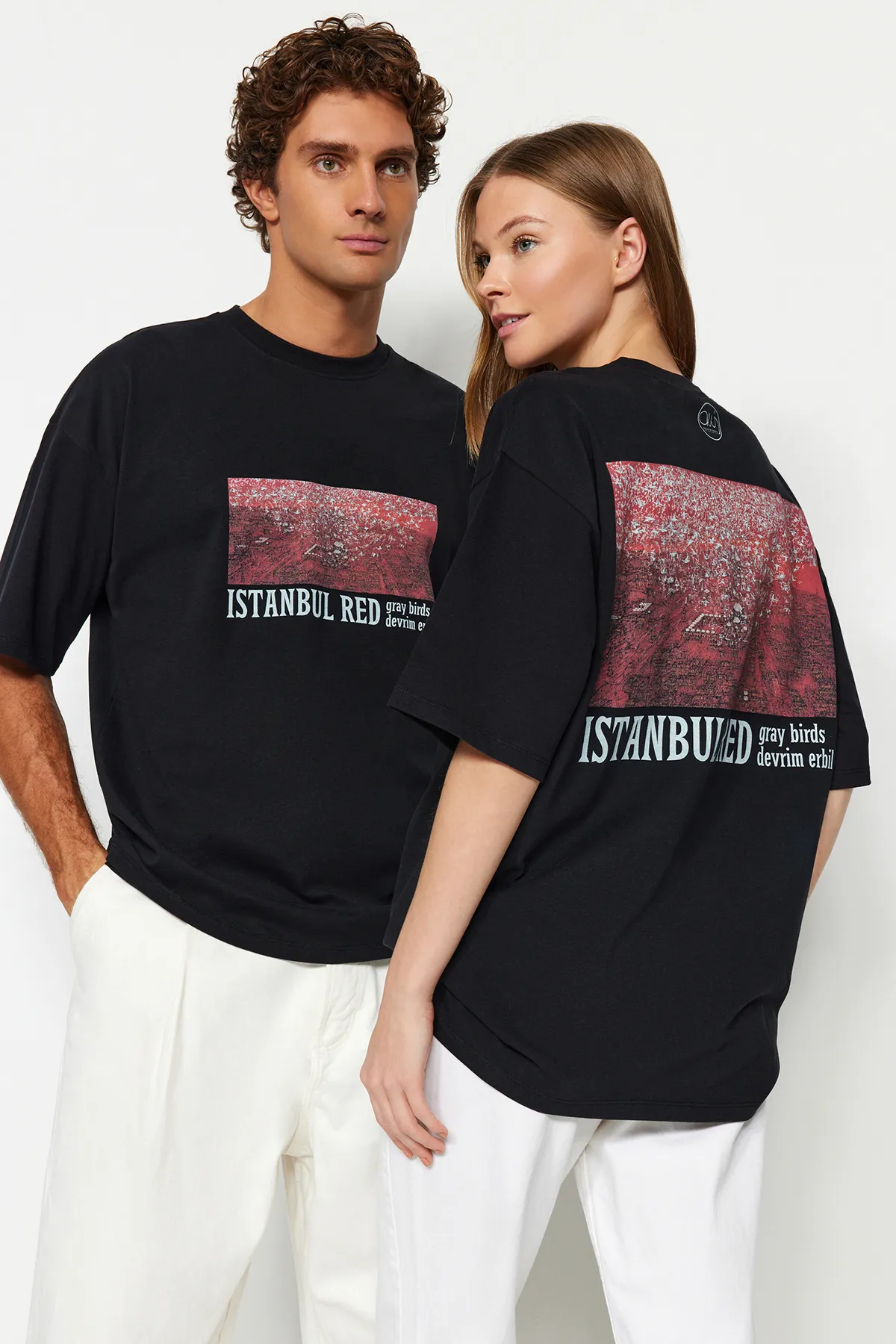Trendyol Collection  Schwarzes Unisex-Strick-T-Shirt mit Devrim-Erbil-Print in Übergröße TWOSS24TS00017