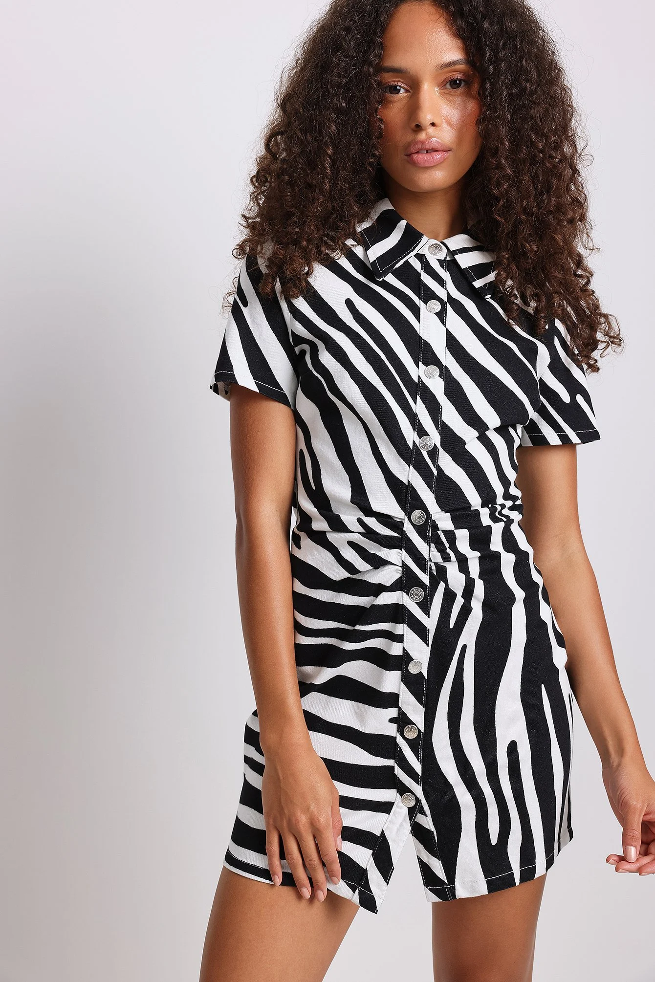 Kurzärmeliges gerüschtes Denim-Kleid