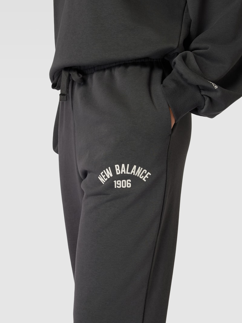 Sweatpants mit Logo-Print Modell 'Essentials Varsity' in schwarz
