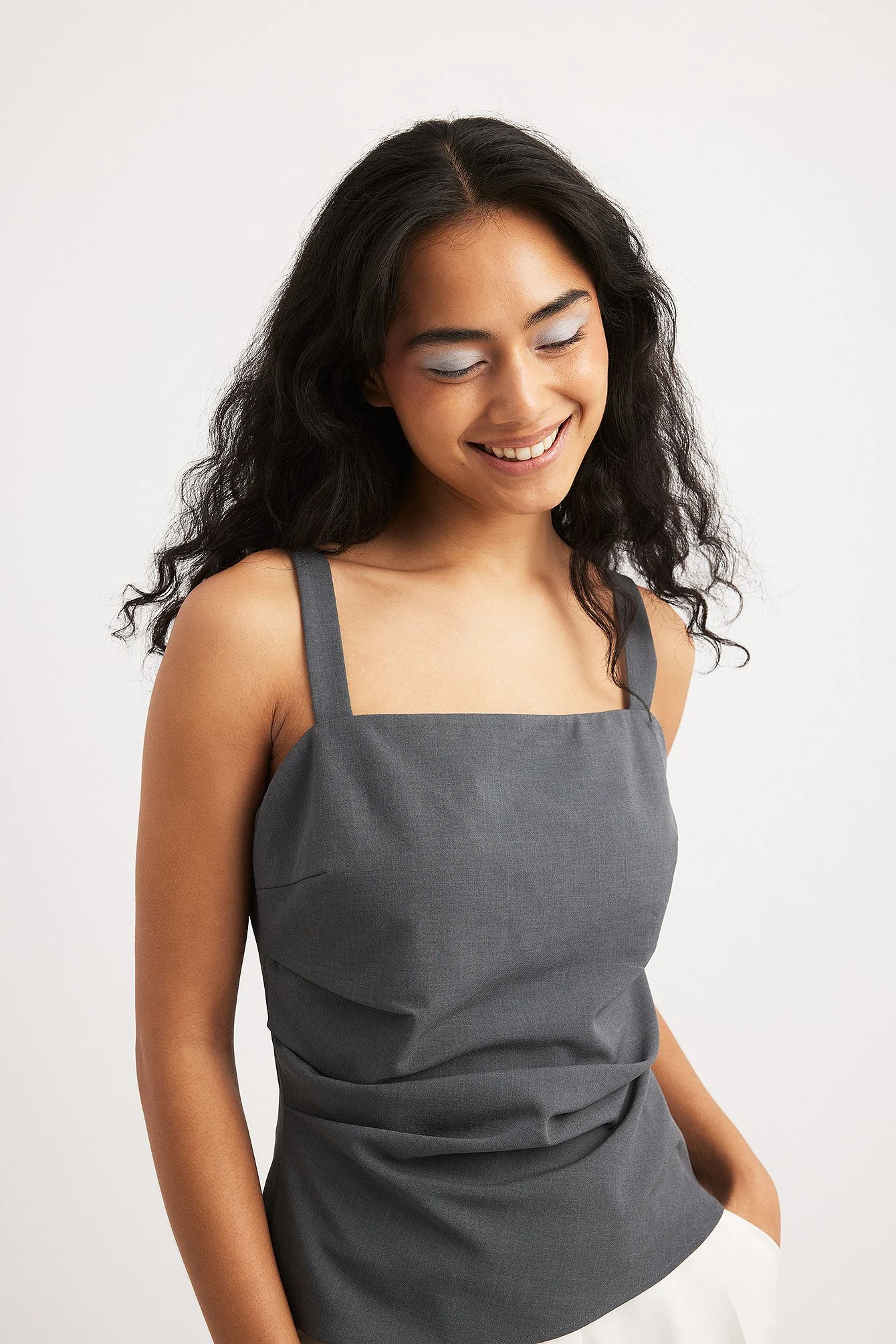 Tailliertes Singlet mit Rüschen