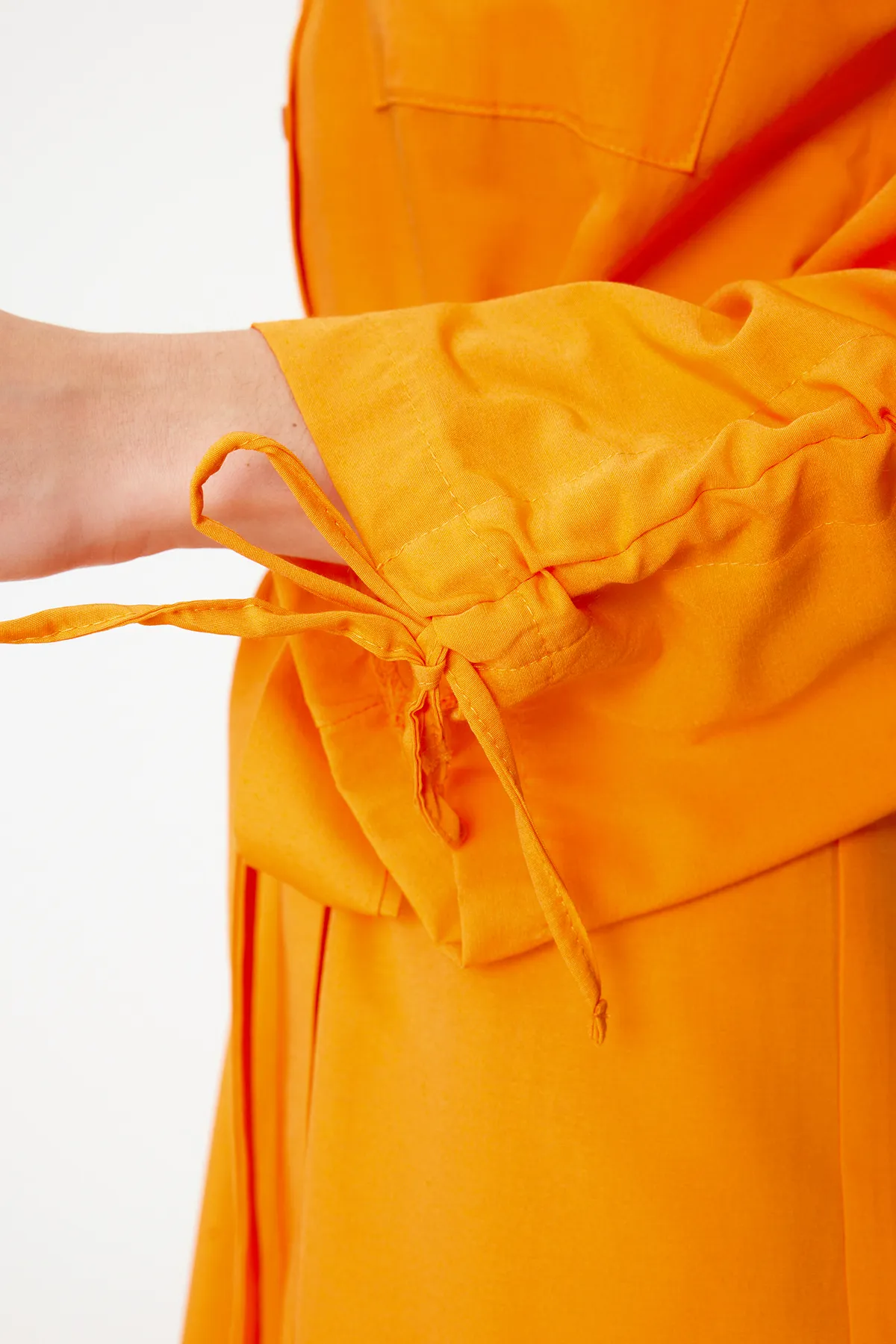 Trendyol Modest  Orangefarbenes Hemdkleid aus gewebter Baumwolle mit Gürtel und verstellbaren Ärmeln TCTSS23EB00365