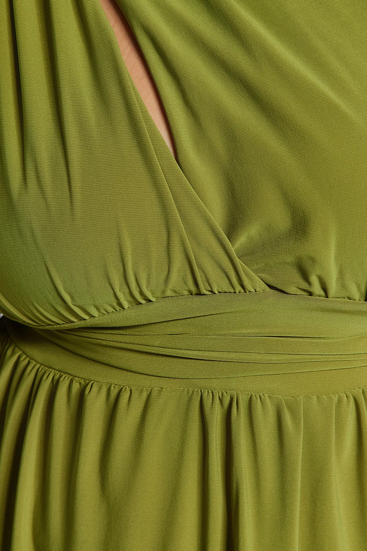 Trendyol Curve  Hellgrünes, einärmliges langes Strickkleid mit Taillenöffnung TBBSS23AH00258