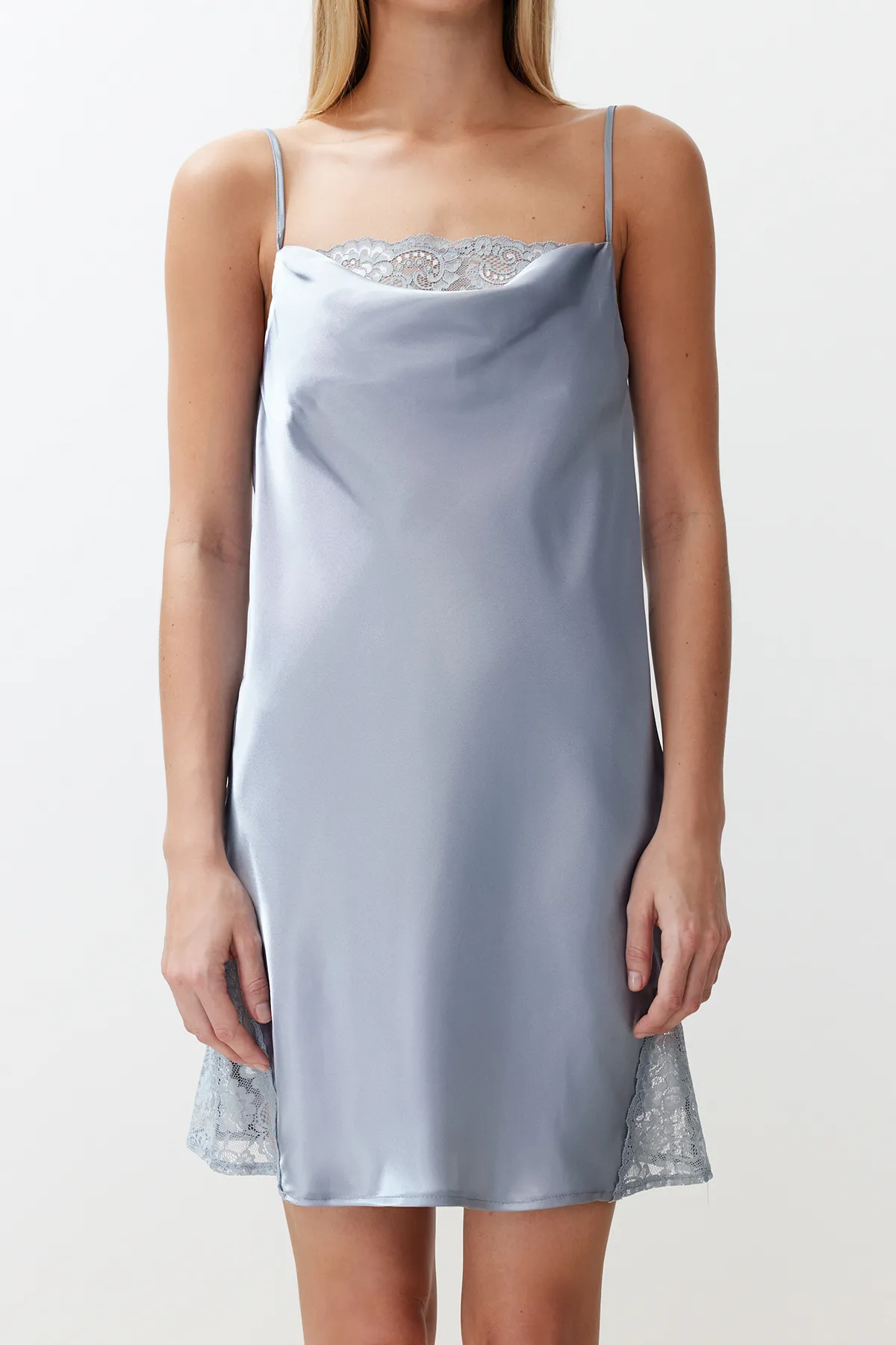 Trendyol Collection  Hellblaues Nachthemd aus gewebtem Satin mit Spitze und Degaje-Details, Seilträgern THMSS23GC00012