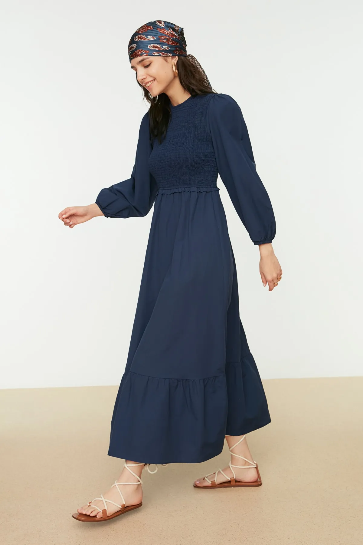 Trendyol Modest  Marineblaues, gewebtes Kleid mit Rundhalsausschnitt und Gipe-Detail TCTAW22EB0109