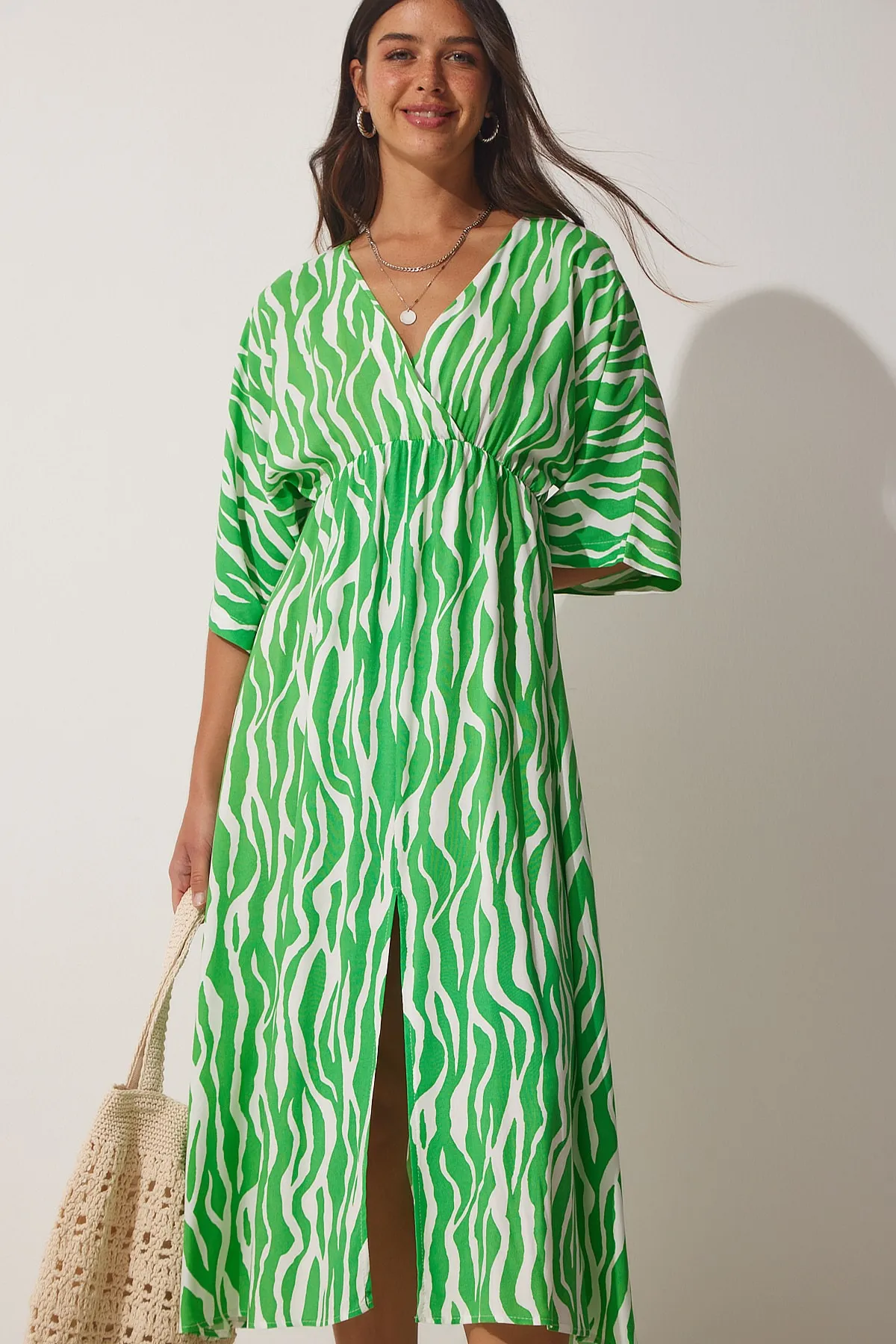 Happiness İstanbul  Grünes langes Viskose-Sommerkleid mit tiefem V-Ausschnitt für Damen CI00081