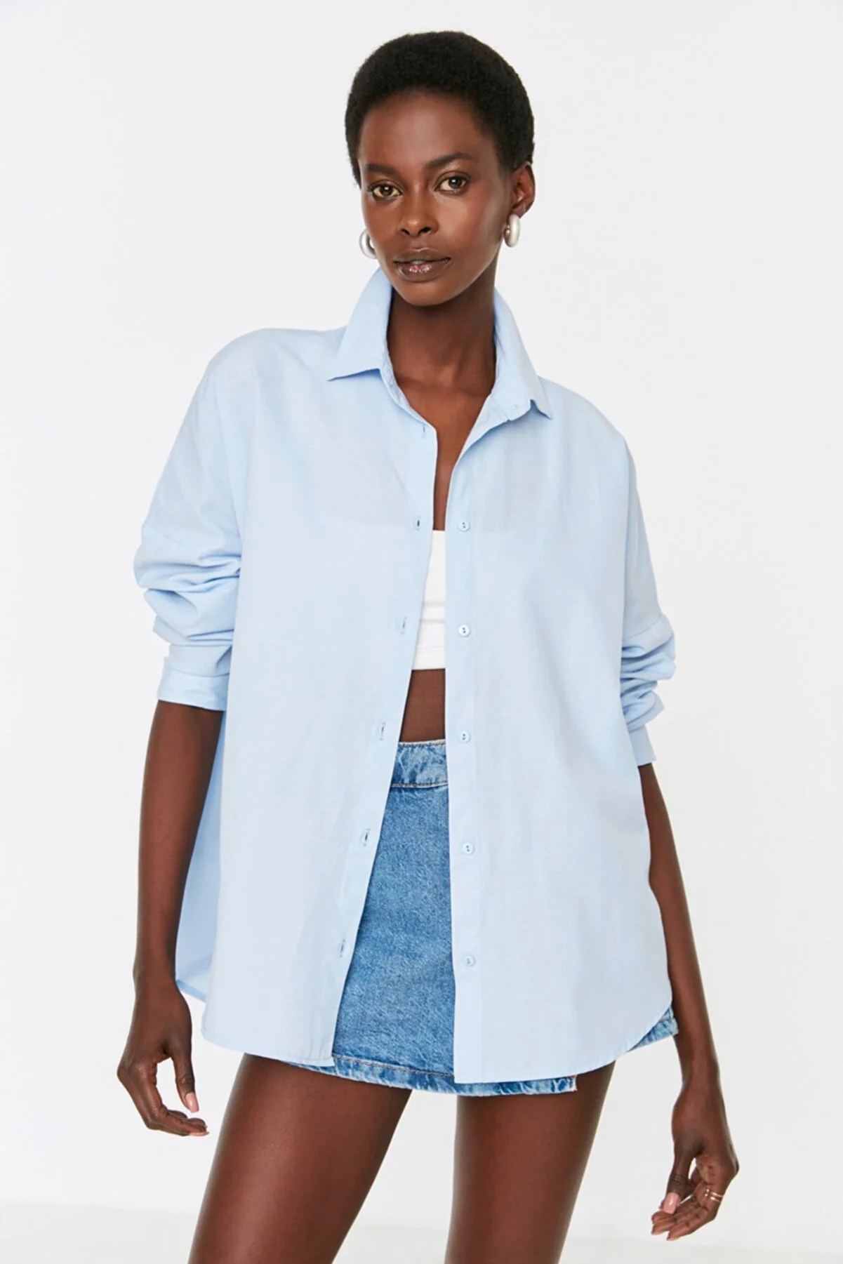 Trendyol Collection  Hellblaues Oversize-Baumwollhemd - Wide Fit Woven TWOSS22GO0669