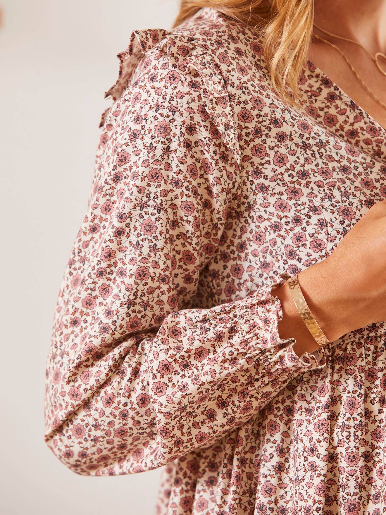 Robe de grossesse imprimée et volantée beige fleuri