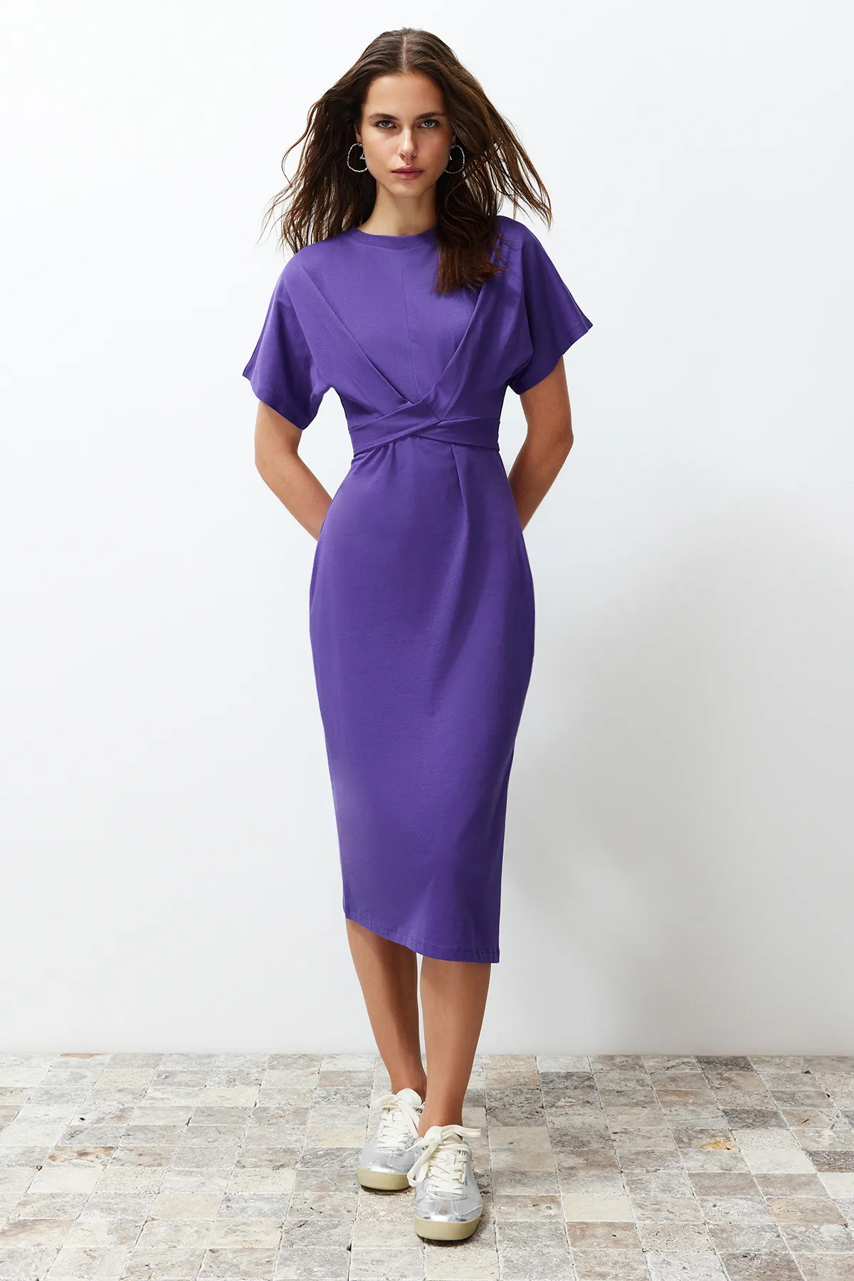 Trendyol Collection  Lilafarbenes, taillenbetontes Midi-Bleistiftkleid aus 100 % Baumwolle mit Schlitz und Bindedetail TWOSS21EL0404