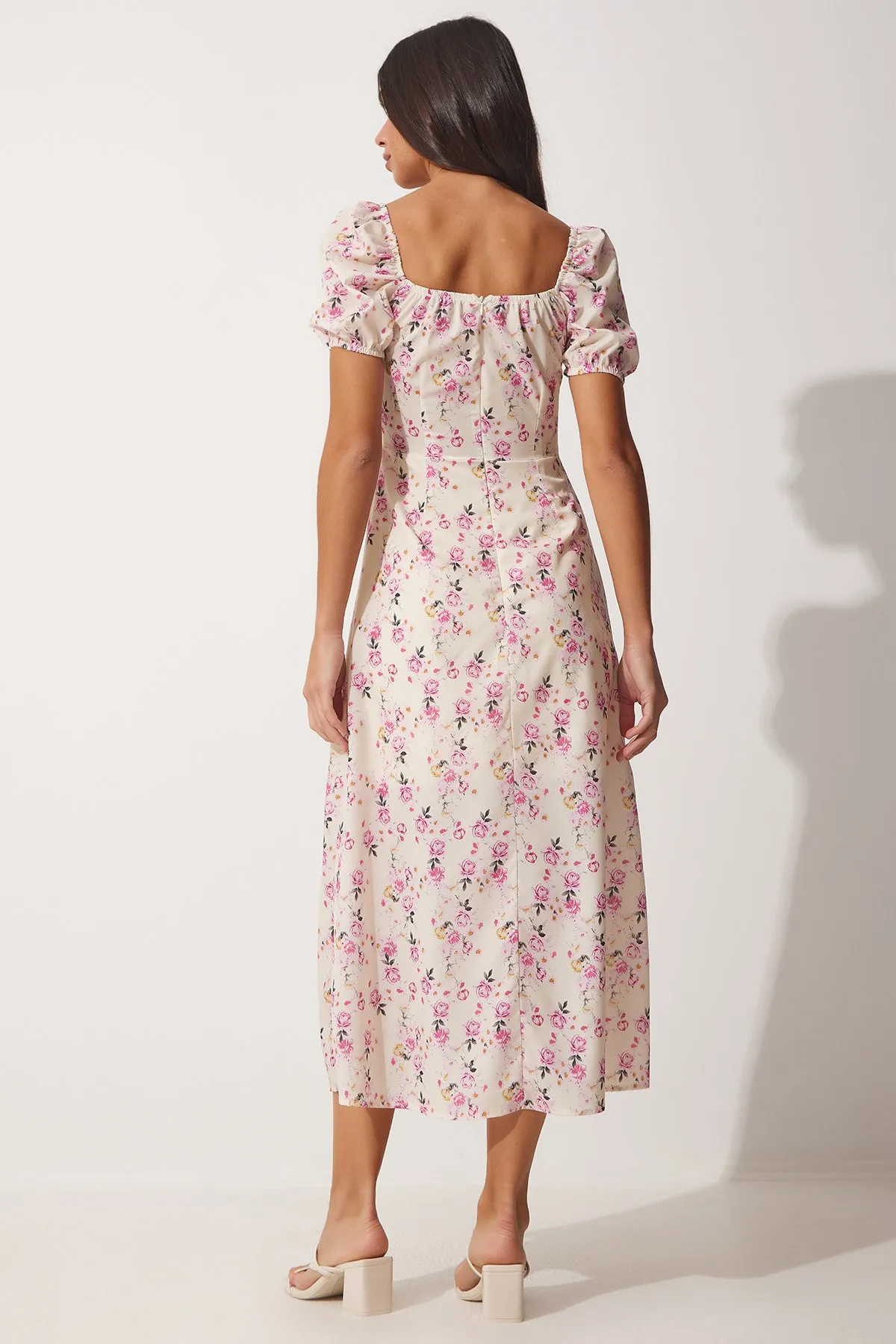 Happiness İstanbul  Cremefarbenes Damen-Sommerkleid mit gerafftem Kragen und floraler Satinoberfläche FF00125