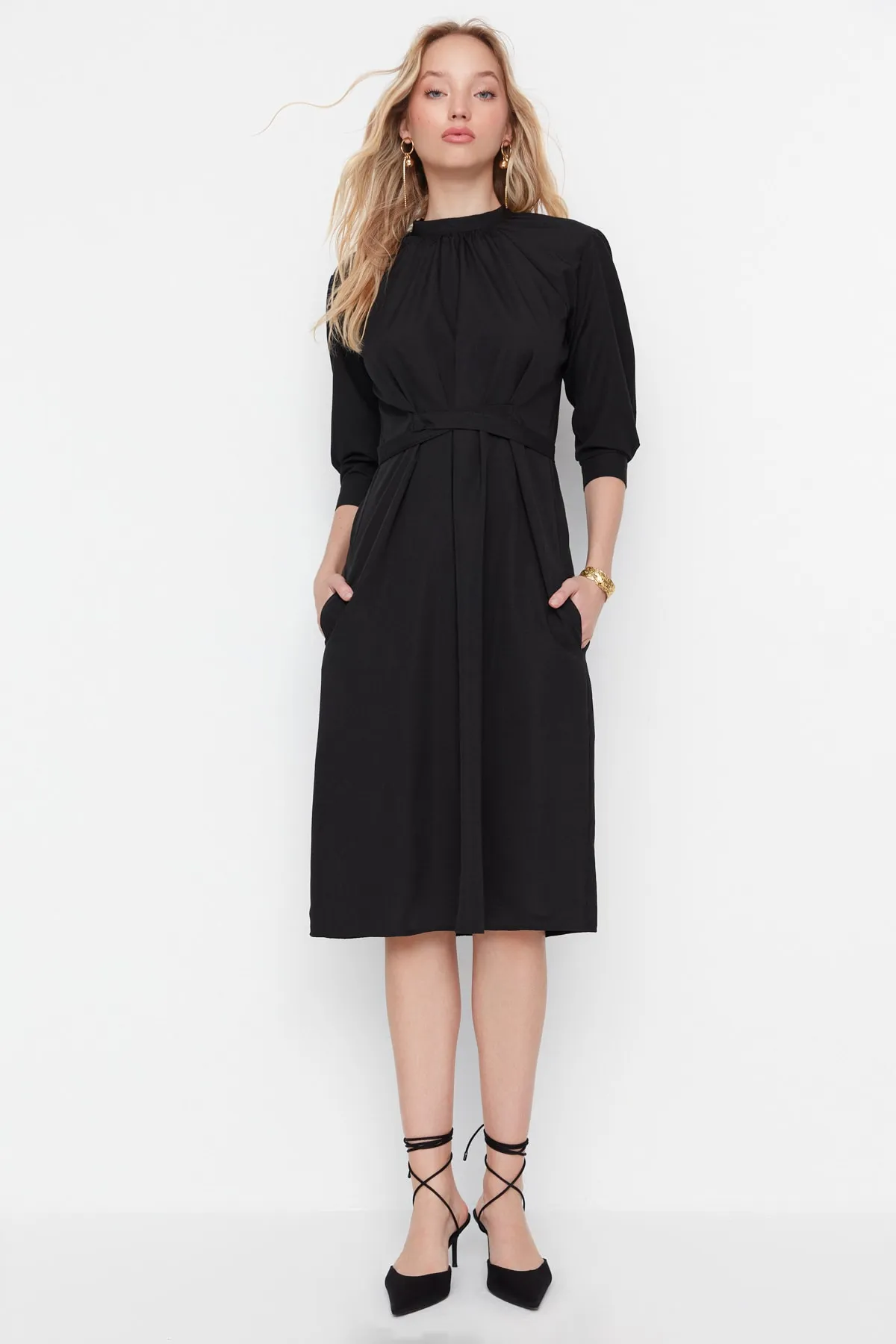 Trendyol Collection  Schwarzes, detailliertes Webkleid mit Raffungen TWOAW23EL00217