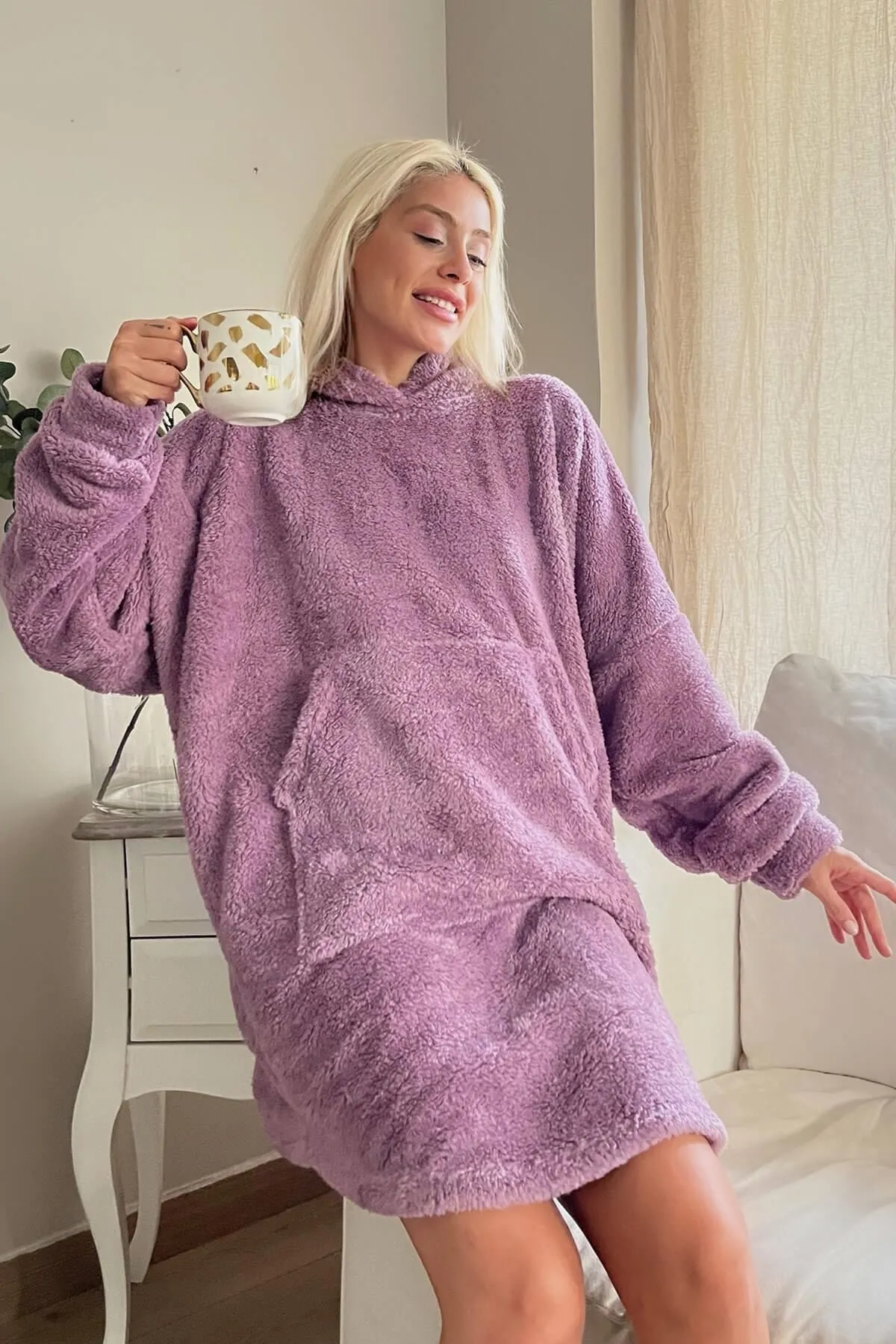 Pijamaevi  Lilafarbener, übergroßer Sweat-Poncho-Pyjama mit Kapuze aus Vollplüsch