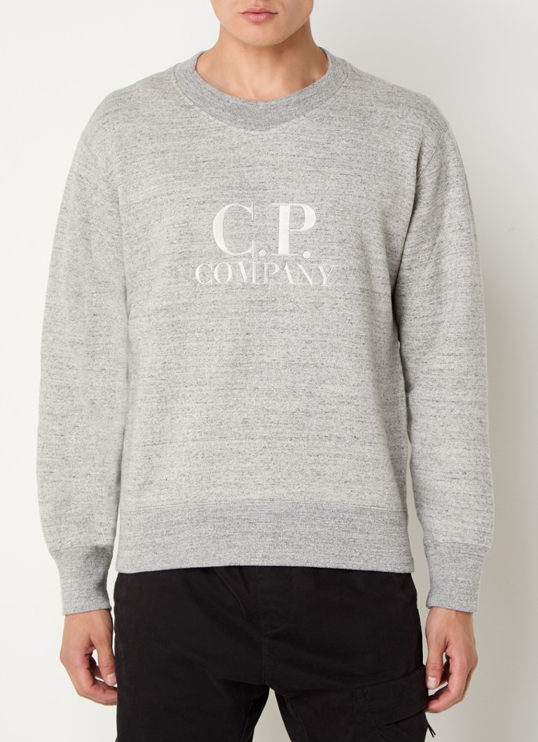 CP Companyn neulepusero, jossa logobrodeeraus