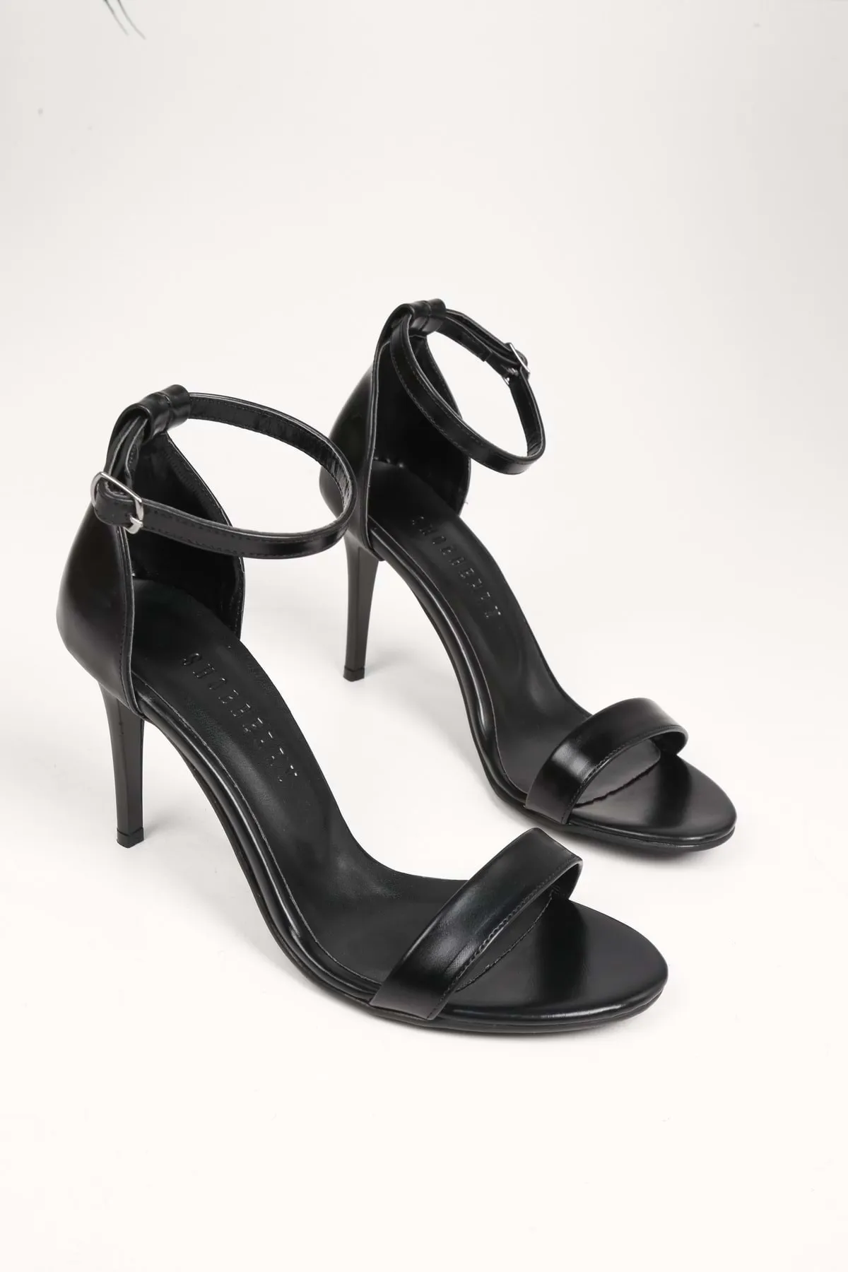 Shoeberry  Damen-Schuhe „Dianthus“ in Schwarz mit Metallic-Einzelriemen und Absatz