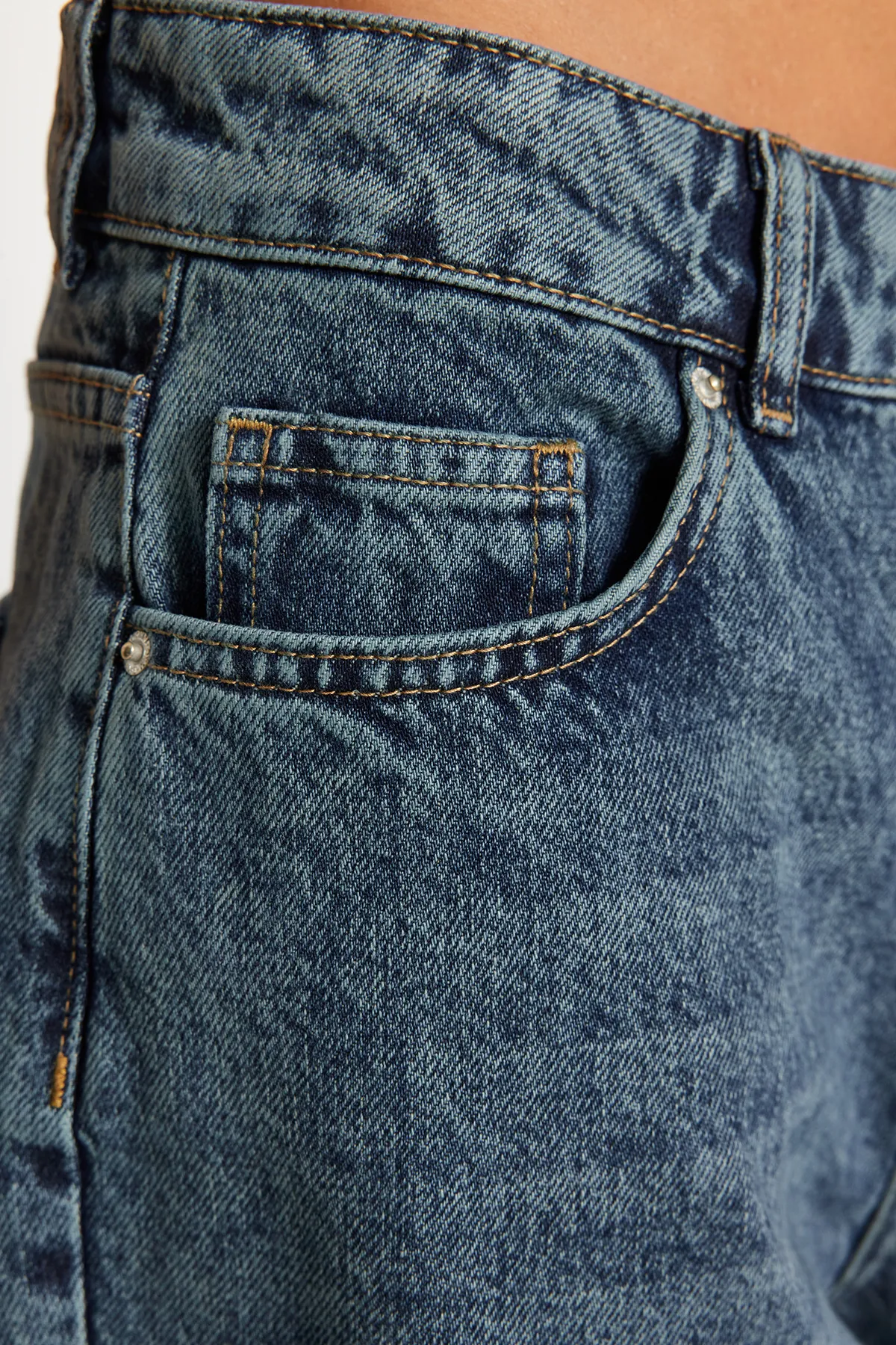 Trendyol Collection  Blaue Jeans mit niedriger Taille und weitem Bein TWOSS24JE00033