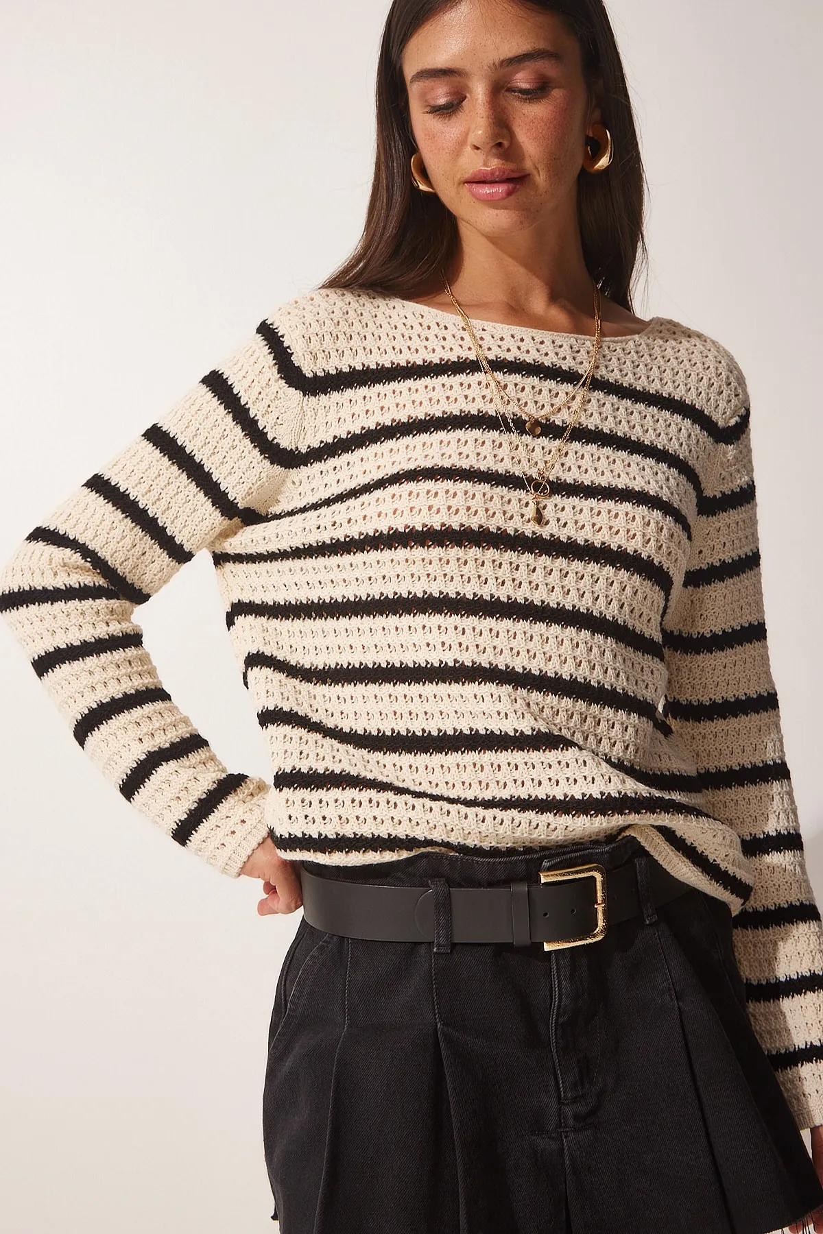 Happiness İstanbul  Cremefarbener Strickpullover mit Streifen und Lochmuster für Damen MX00115