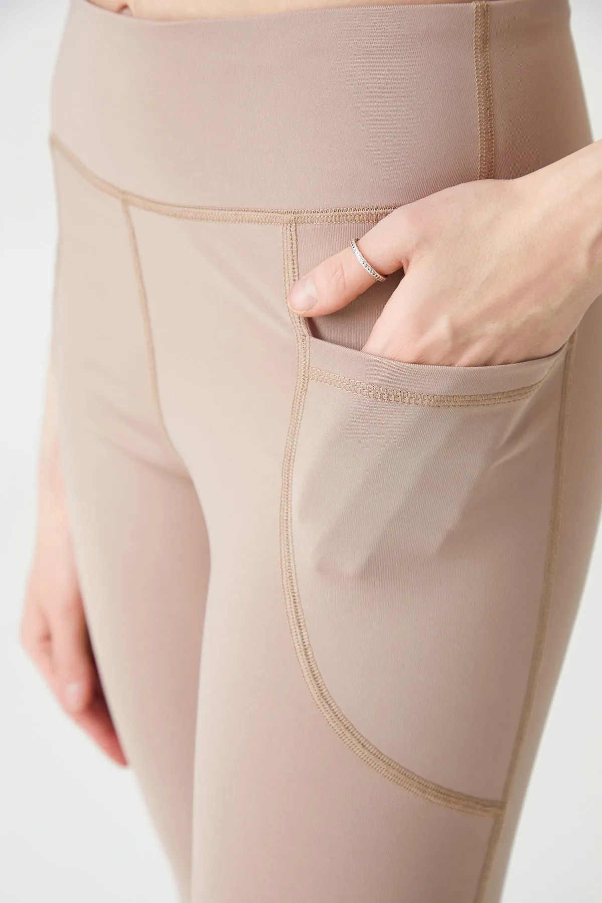 LOS OJOS  Beigefarbene, glättende Bootcut-Strumpfhose mit hoher Taille und ausgestelltem Bein und doppelter Tasche