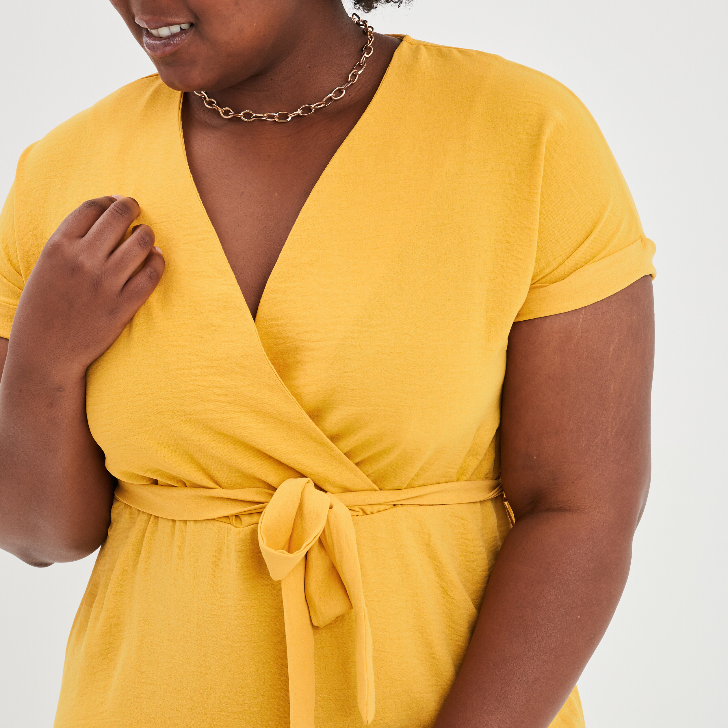 Robe cache-coeur évasée ceinturée jaune moutarde femme | La Halle