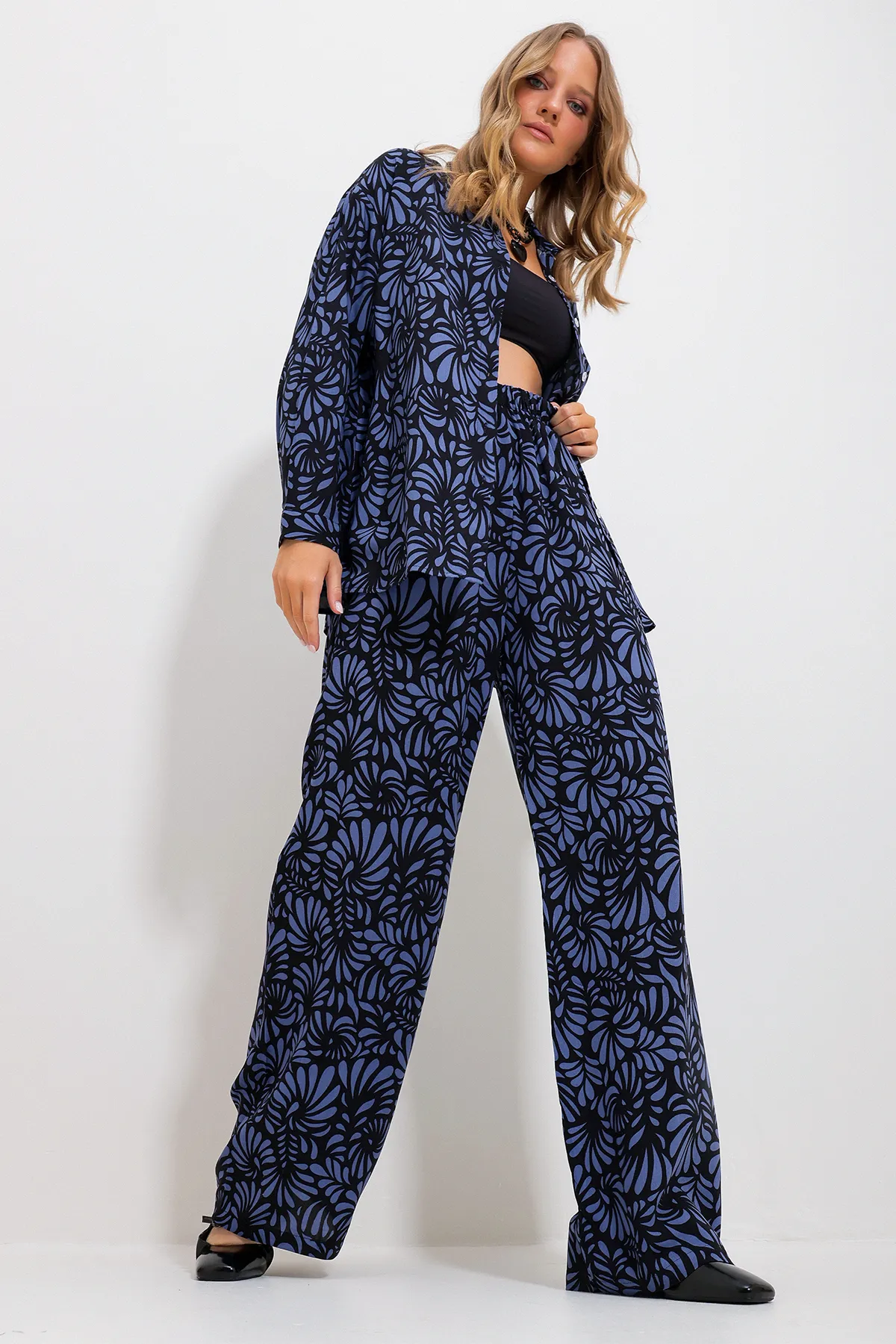Trend Alaçatı Stili  Damen Set aus gemustertem Hemd und Hose in Mitternachtsblau, Oberteil und Webware, Alc-X11749