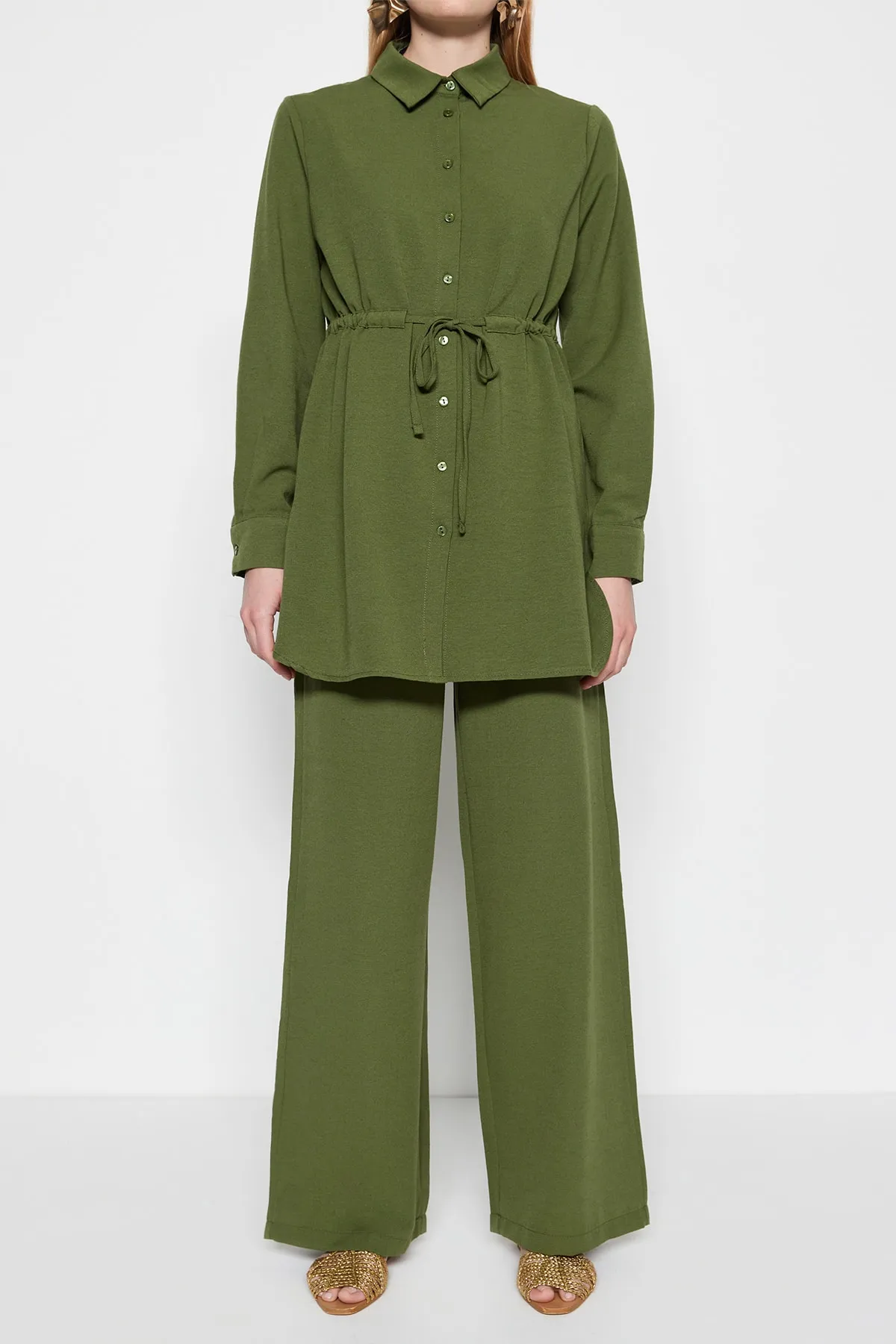 Trendyol Modest  Khakifarbenes Hemd-Hosen-Set aus gewebtem Aerobin-Leinen-Look mit geraffter Taille TCTSS23US00032